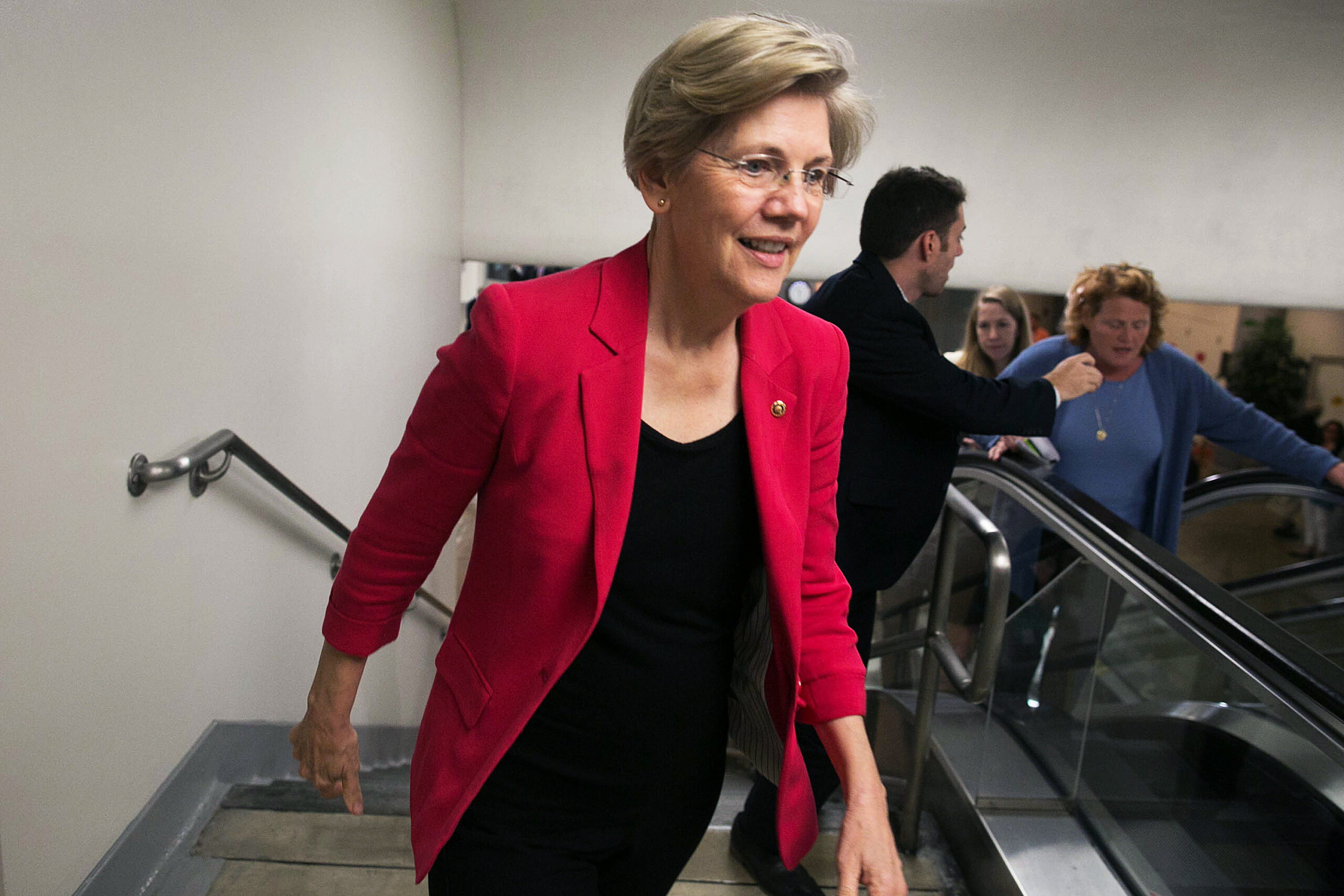 Warren signals support for Hillary on Wall Street