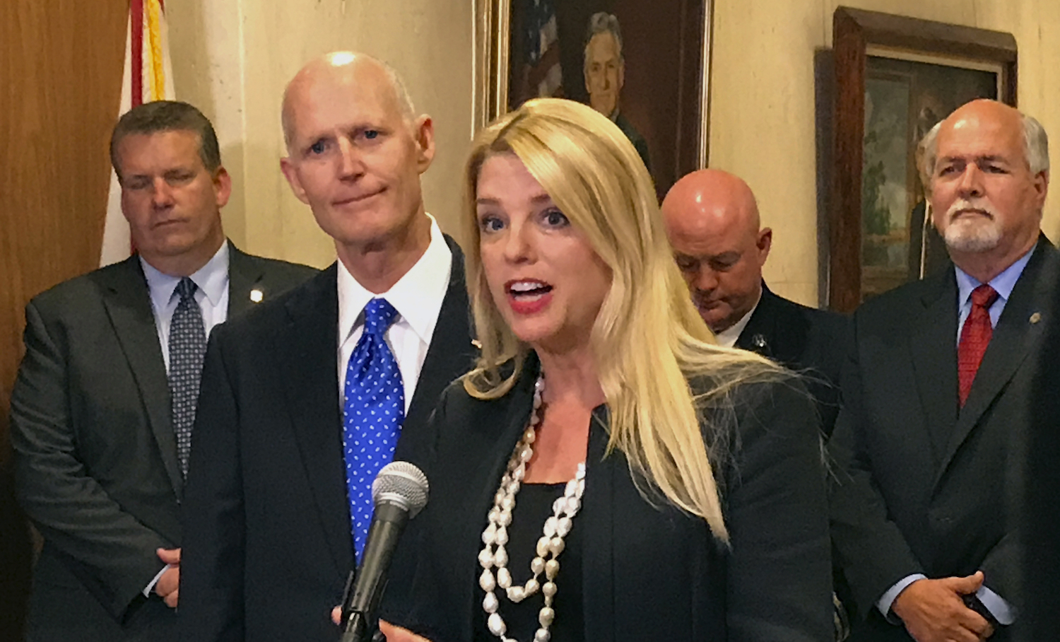 Report: Florida ethics panel clears Pam Bondi over Trump contribution