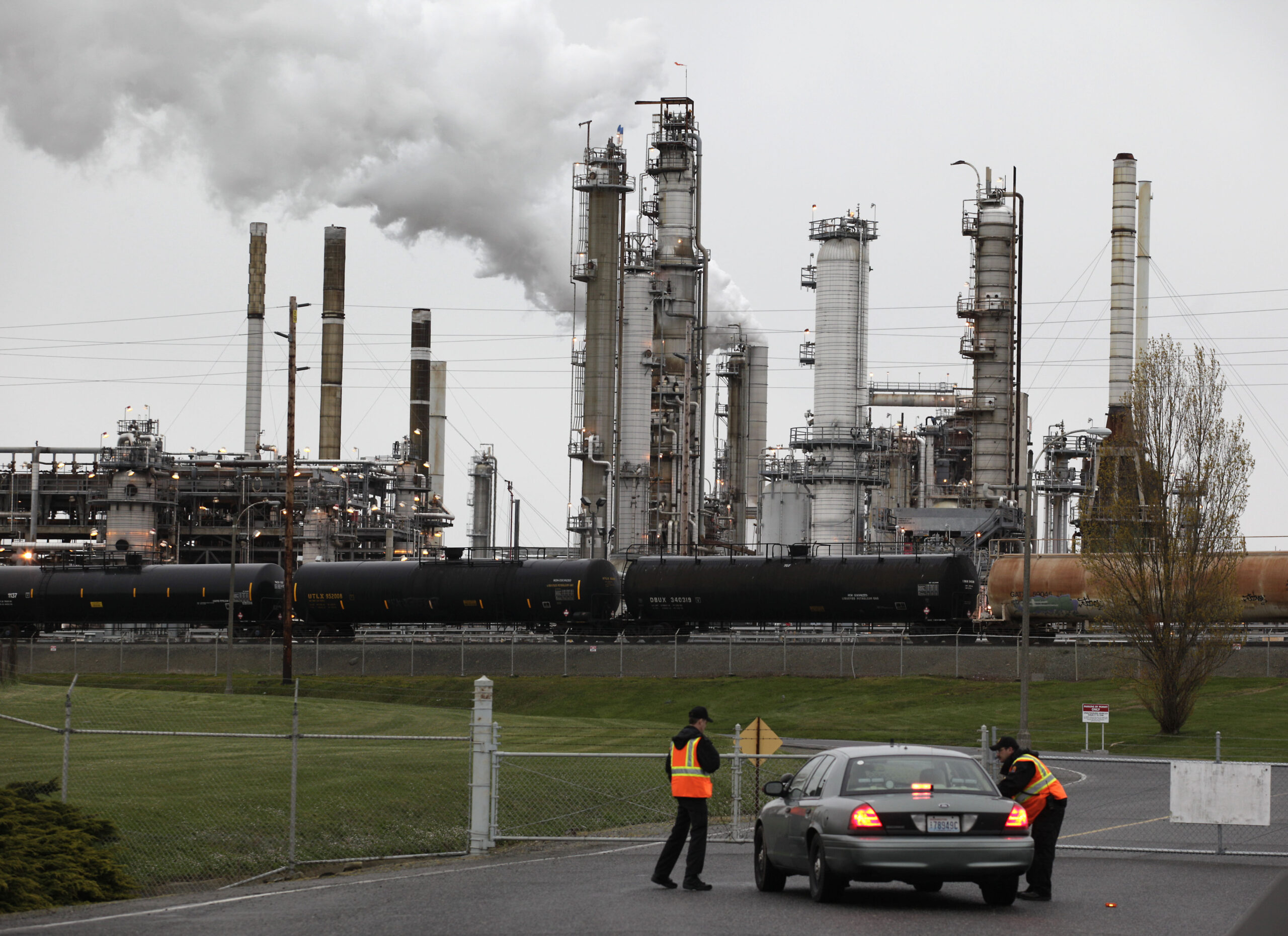 Major refiner says low crude prices sank profits