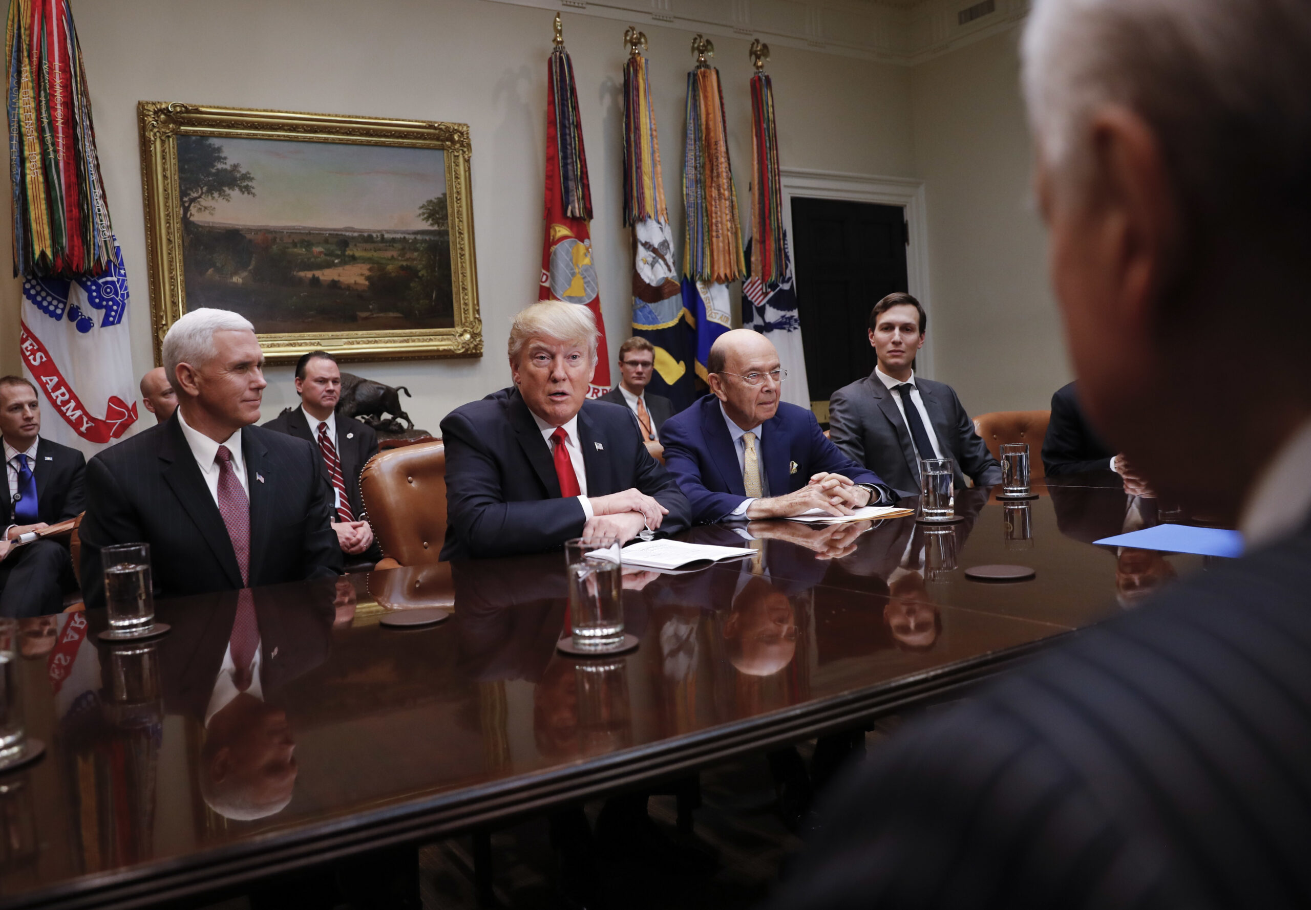 Trump meets with lawmakers on NAFTA negotiations