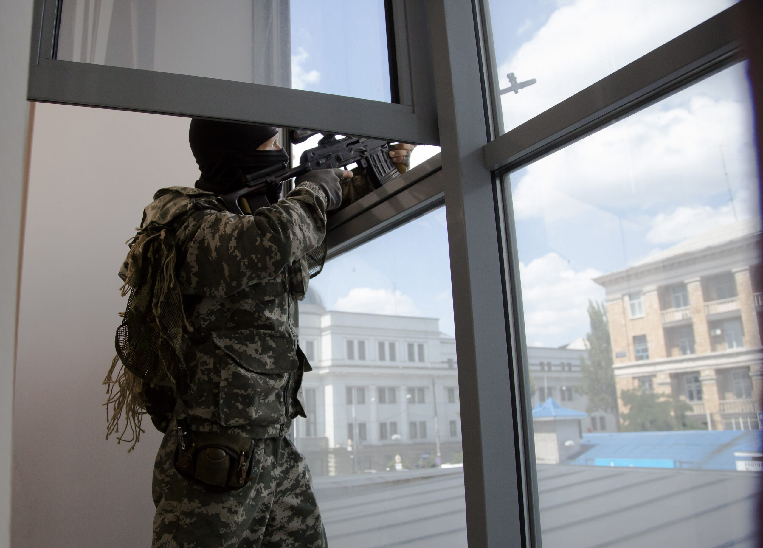 Eastern Ukrainians flee as army suffers losses