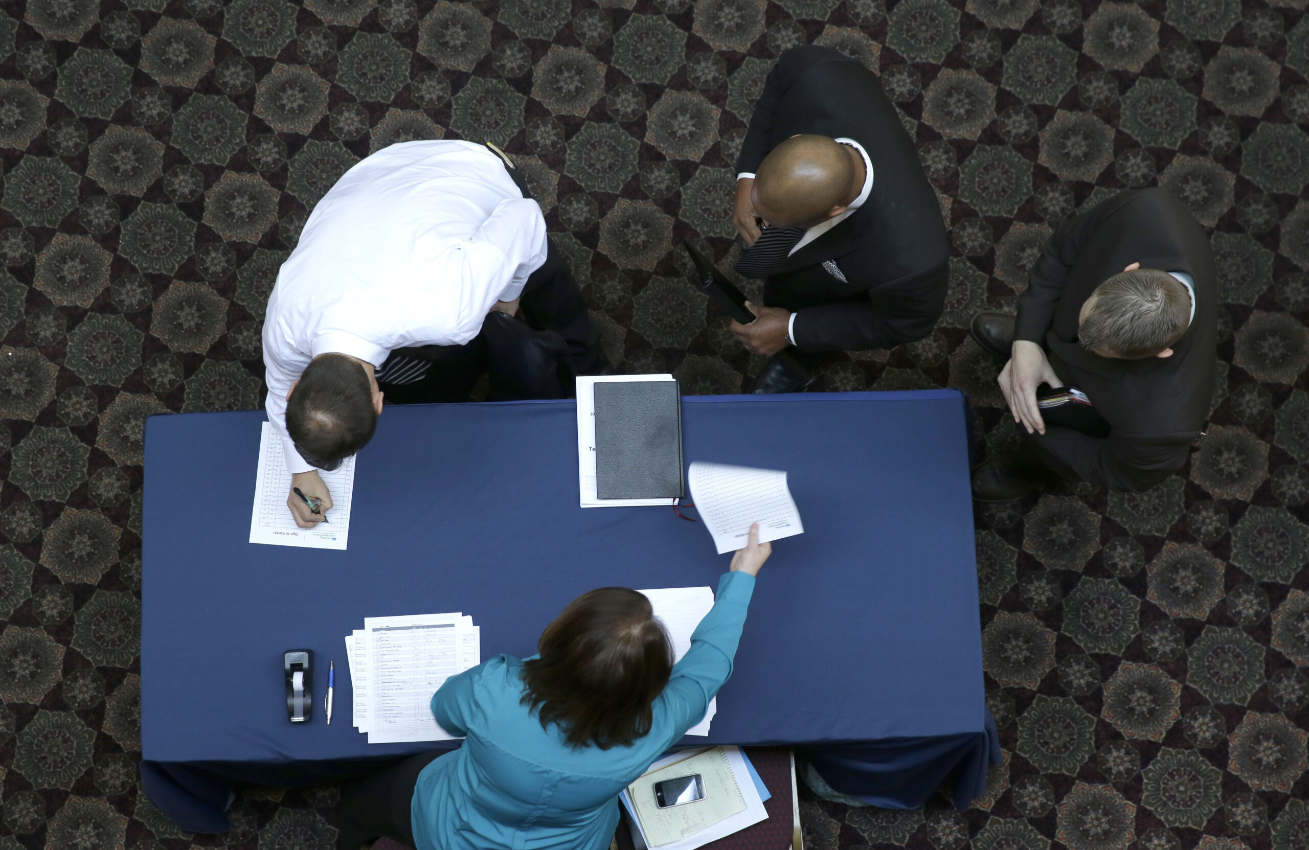 Applications for US jobless benefits fall to 331,000