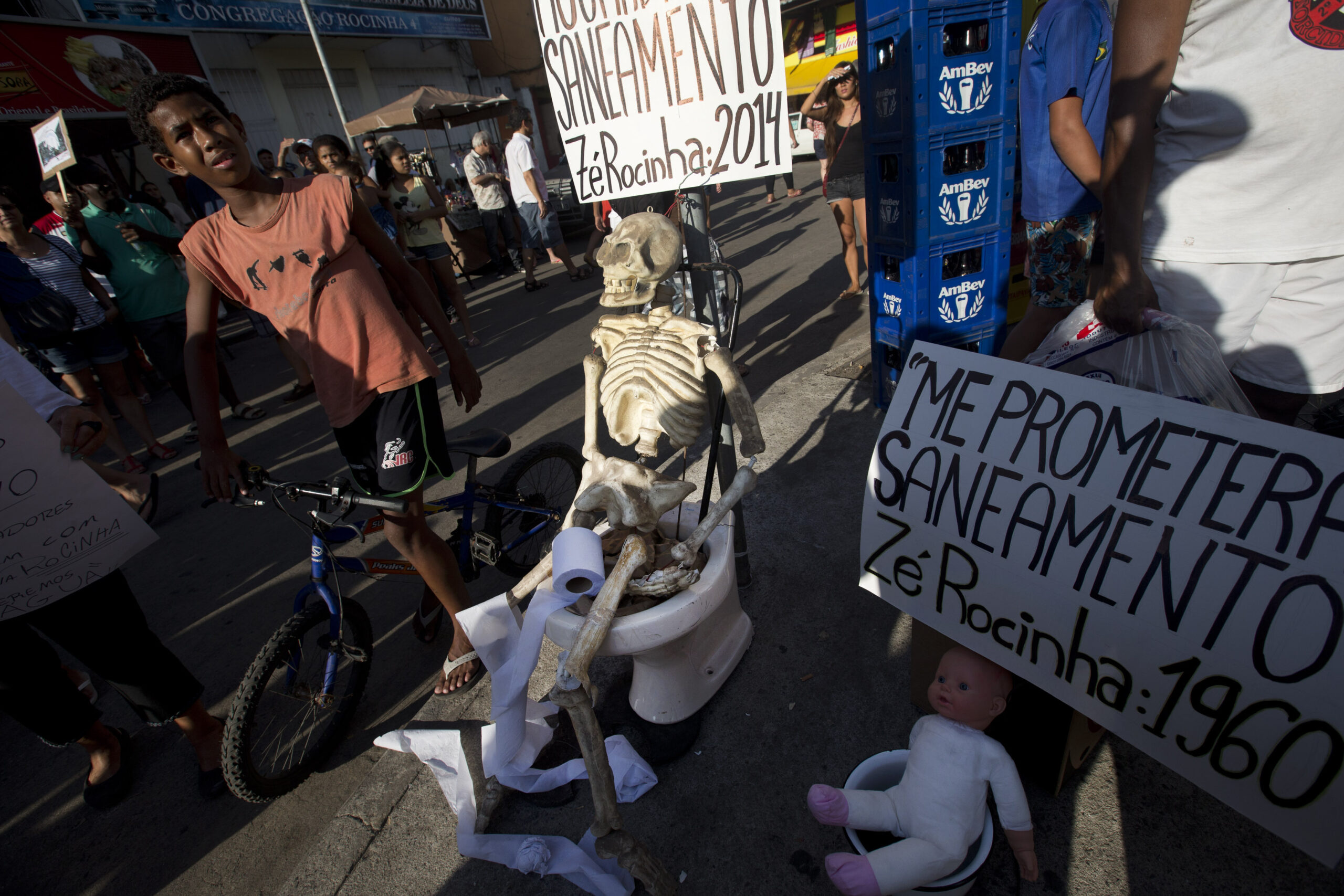Rival protests clash in Brazil’s biggest slum
