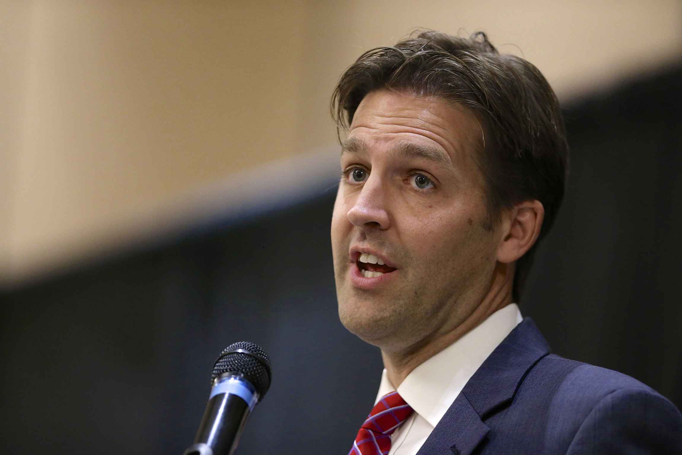 ‘Learn about America’: Sen. Sasse mocks gun-grabbing journalist