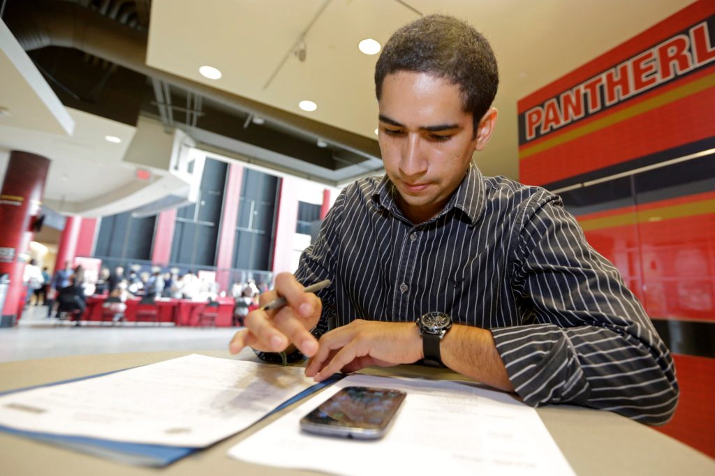 Survey: Pay raises rarer despite strong US hiring