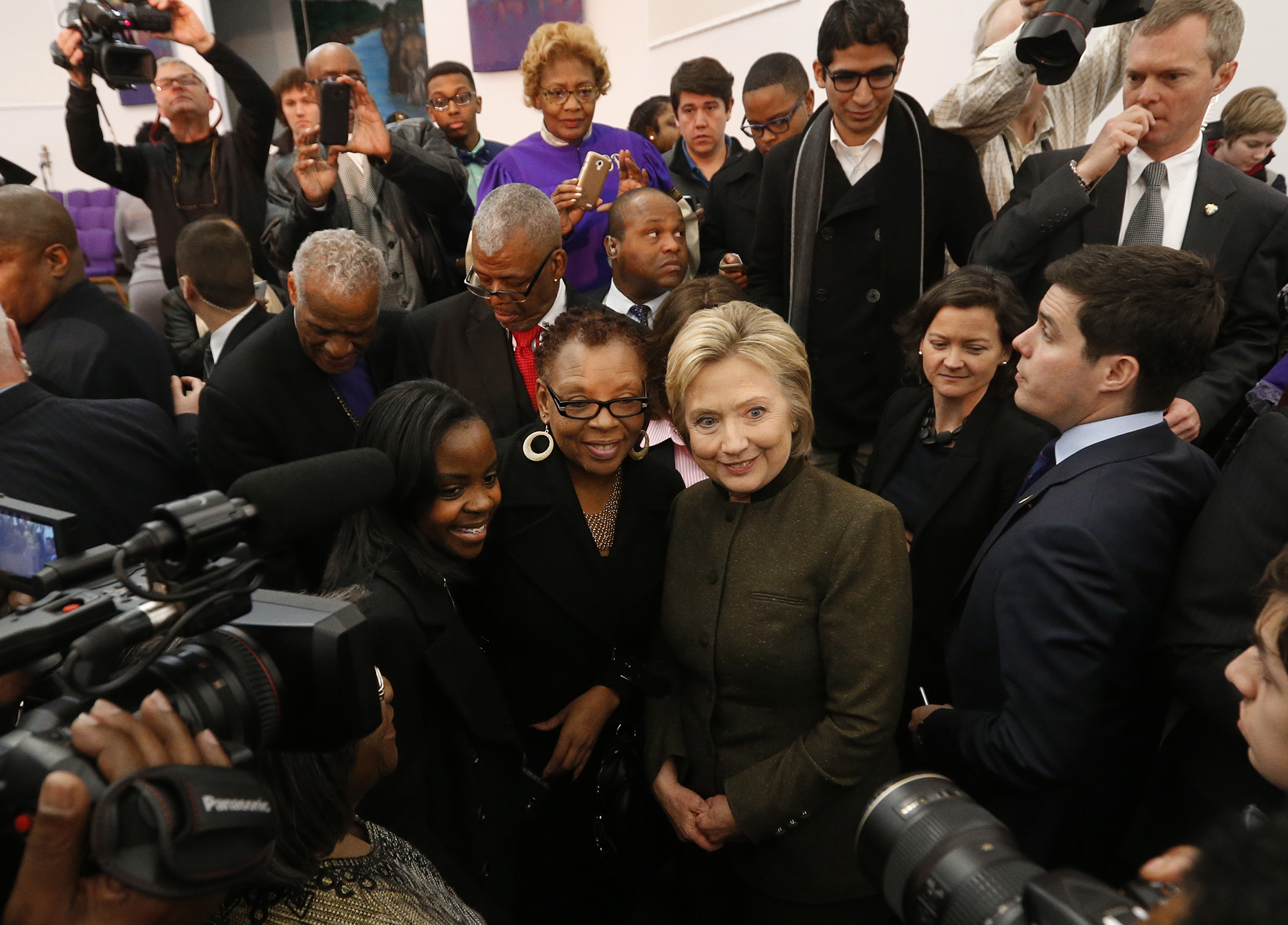 Clinton’s detour from campaign reaps Flint endorsements