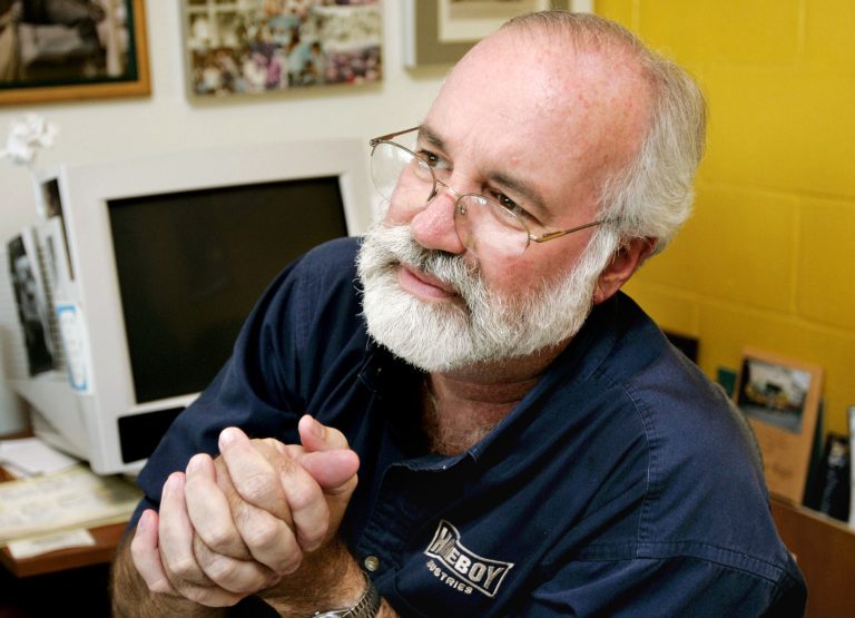 Obama visits with nonprofit head, ex-gang members