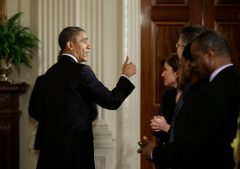 Obama to host female senators at White House for dinner