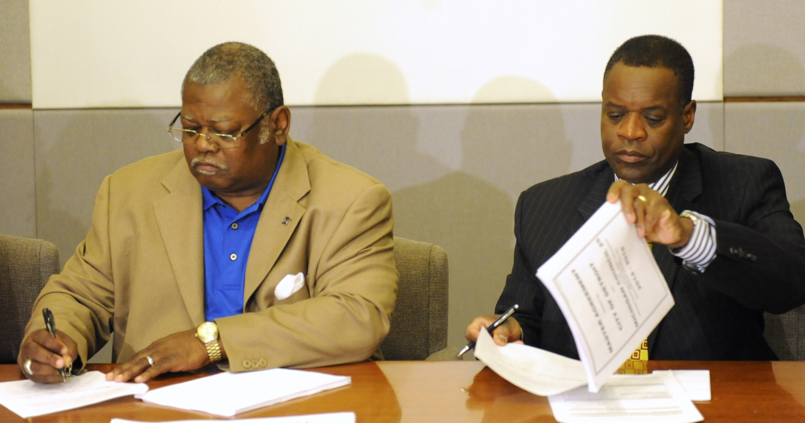 Detroit’s largest union, city sign new contract