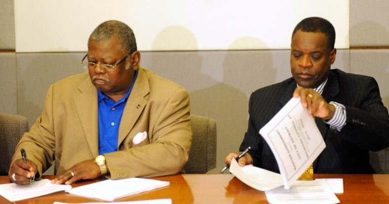 Detroit’s largest union, city sign new contract