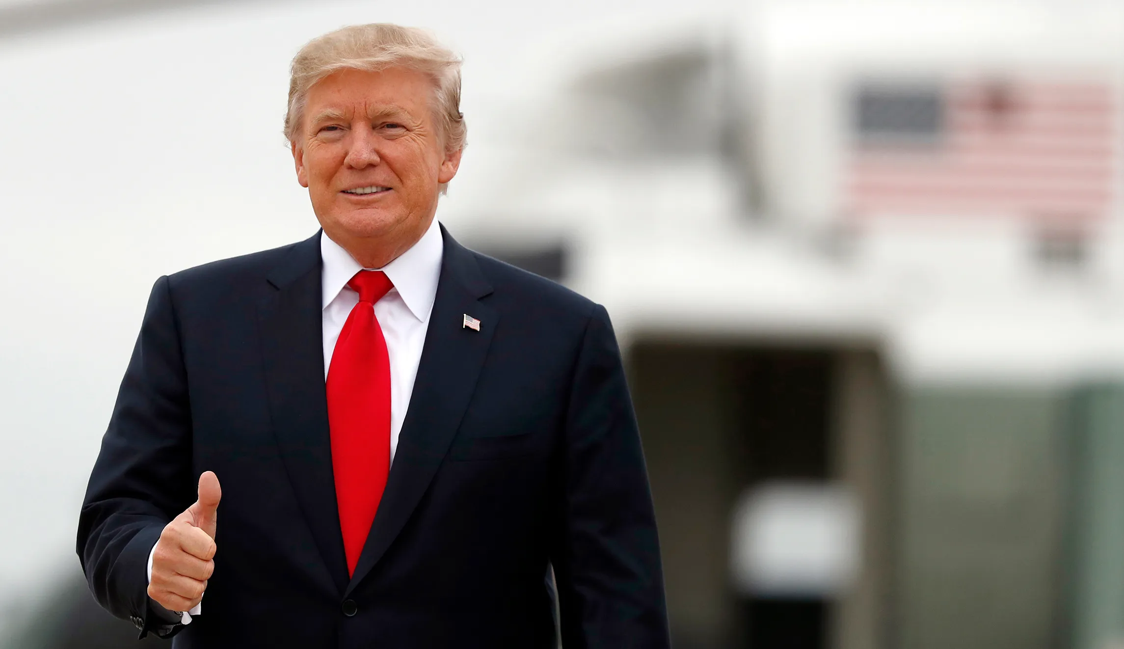 Trump offers to cover legal fees for staff questioned in Russia probe