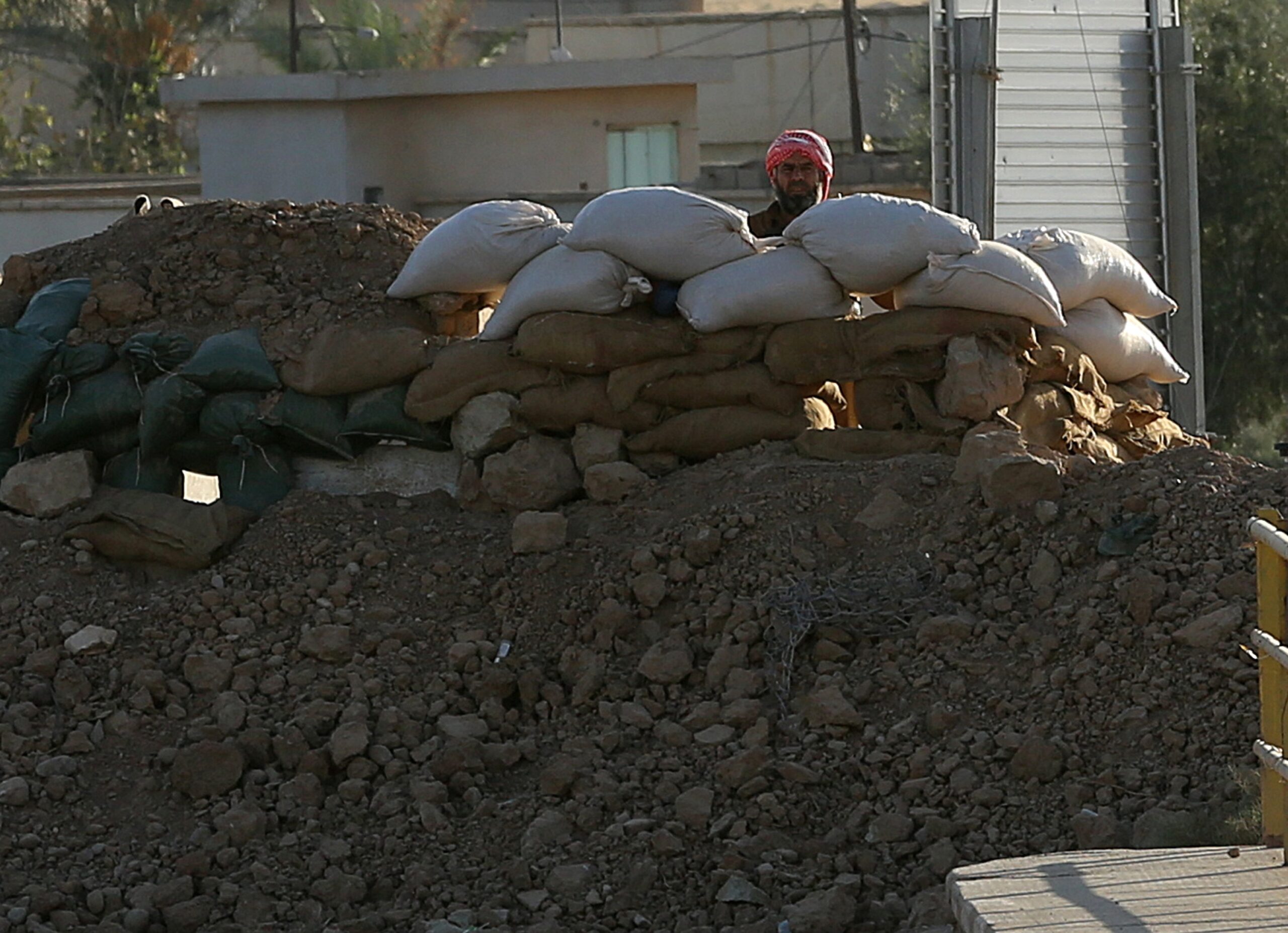 Iraqi Kurds face off with extremists across bridge