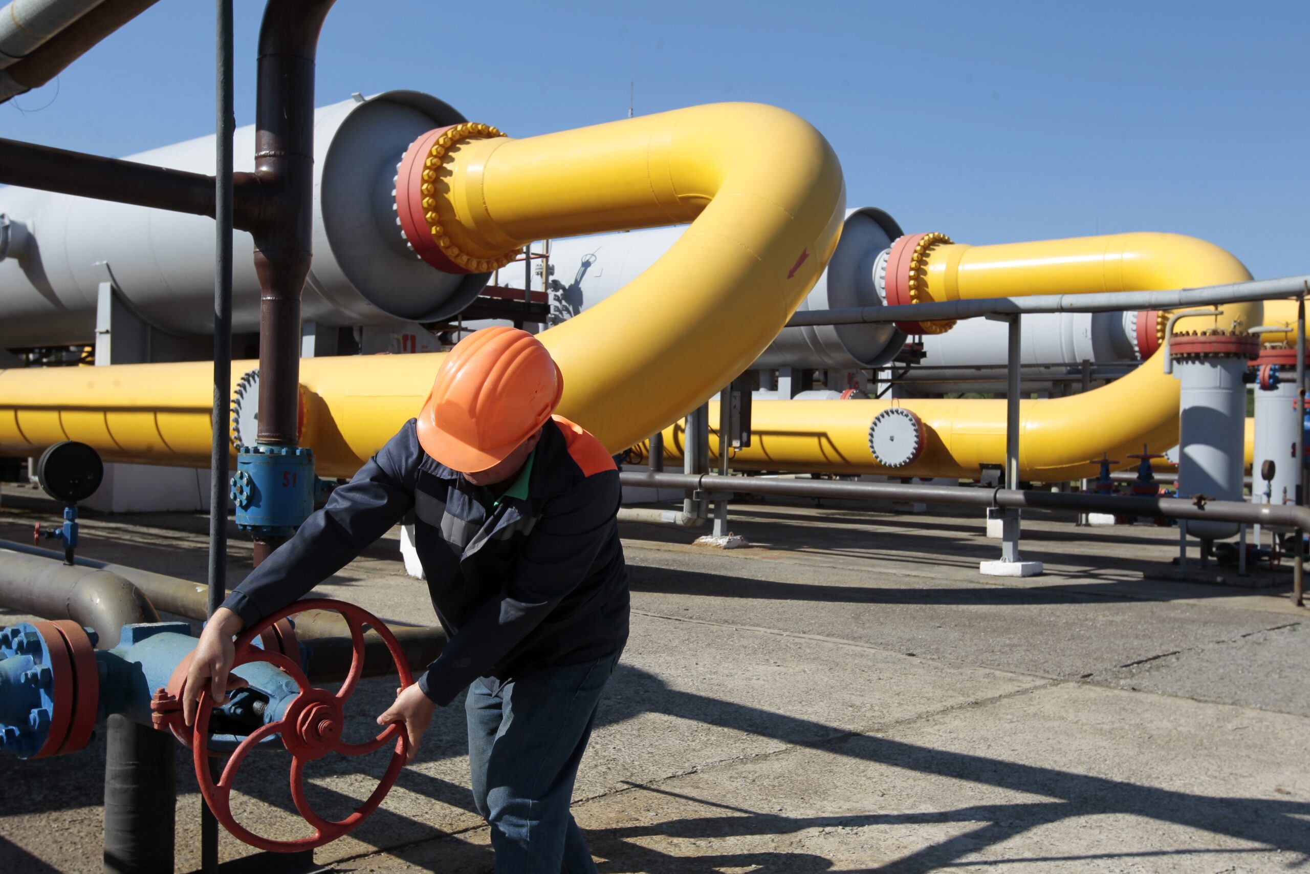 Russia cuts gas supply to Ukraine as tensions soar