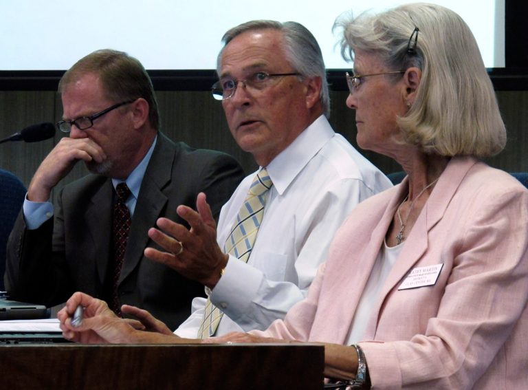   Kansas State Board of Education member Ken Willard, center, a Hutchinson Republican, discusses work on new science standards for public schools, Tuesday, June 12, 2012, in Topeka, Kan. Willard is flanked by fellow Republican board members, left, John Bacon, of Olathe, and Kathy Martin, right, of Clay Center. (AP Photo/John Hanna)  