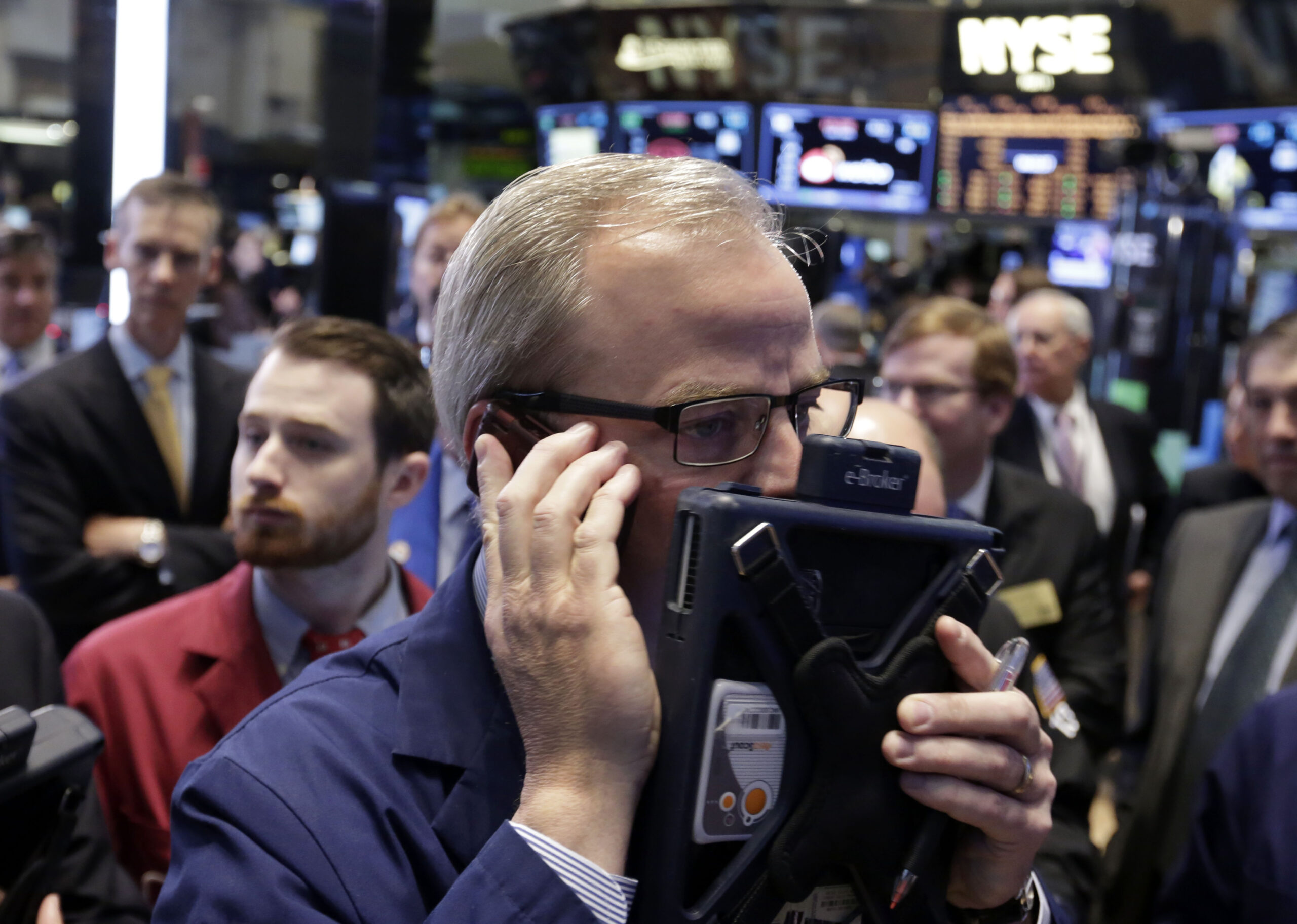 US stocks fall on weaker earnings; Twitter plunges