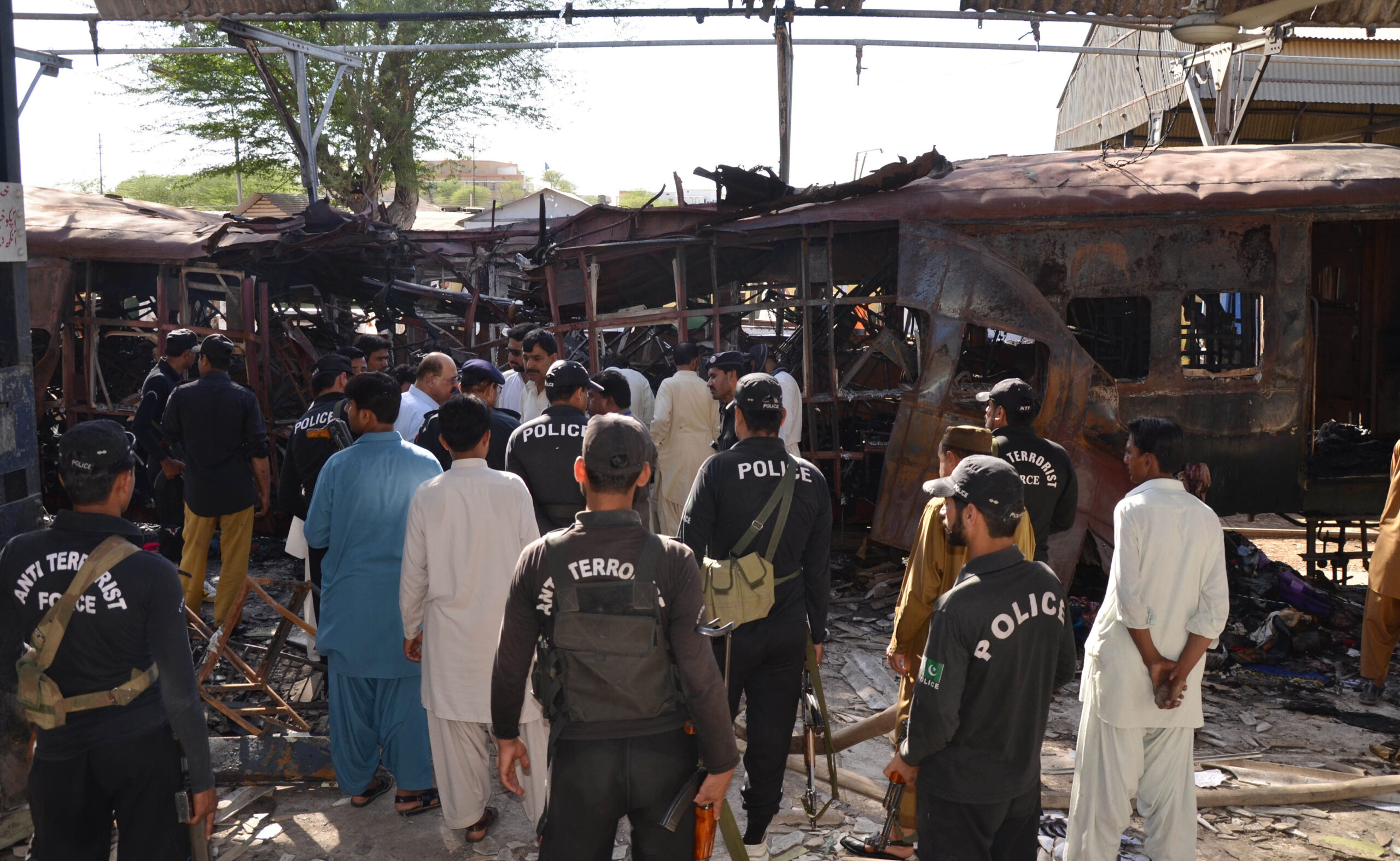 Bomb hits train in southwest Pakistan, killing 16
