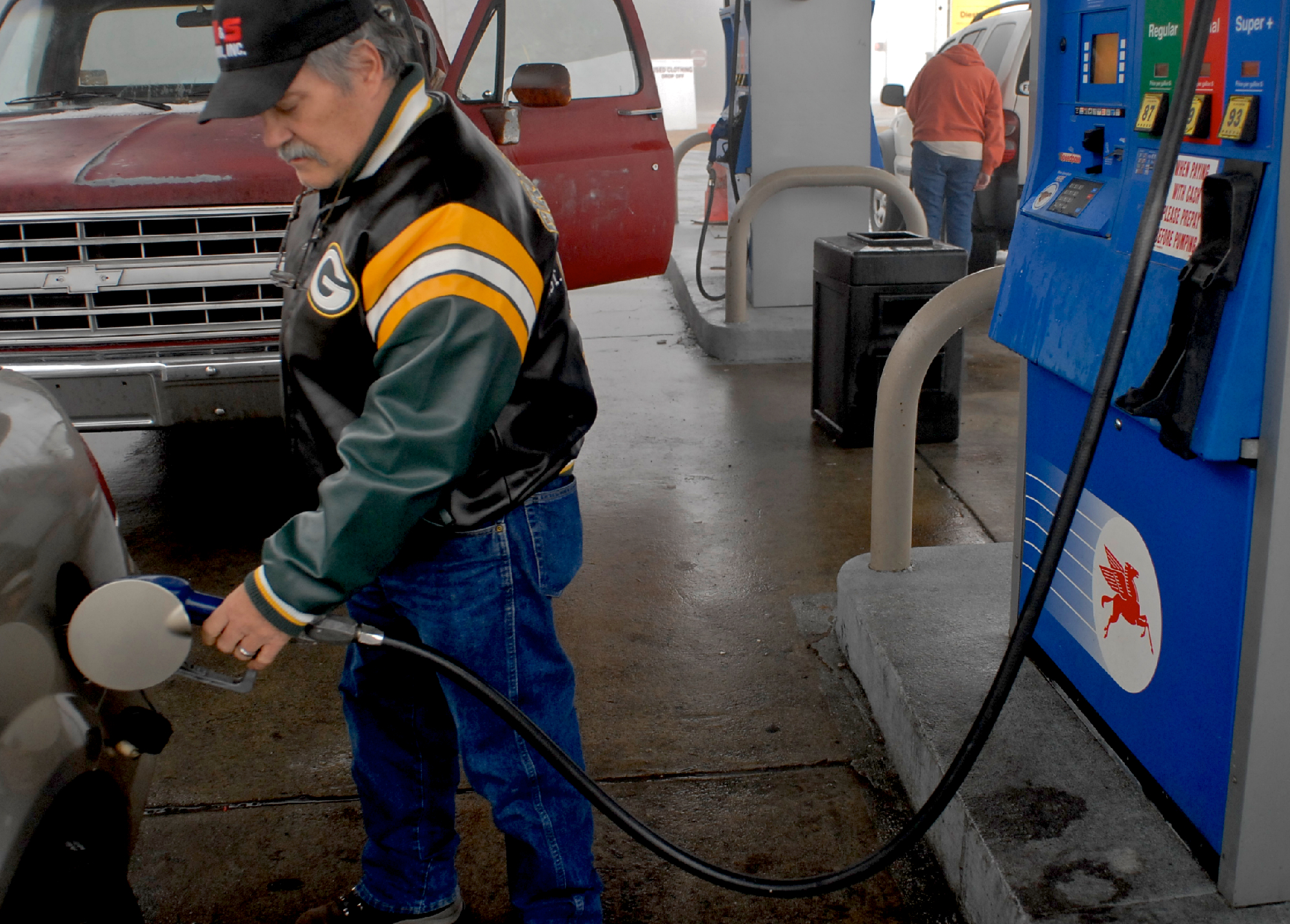 Gas prices today: Where to find the cheapest fuel across the country