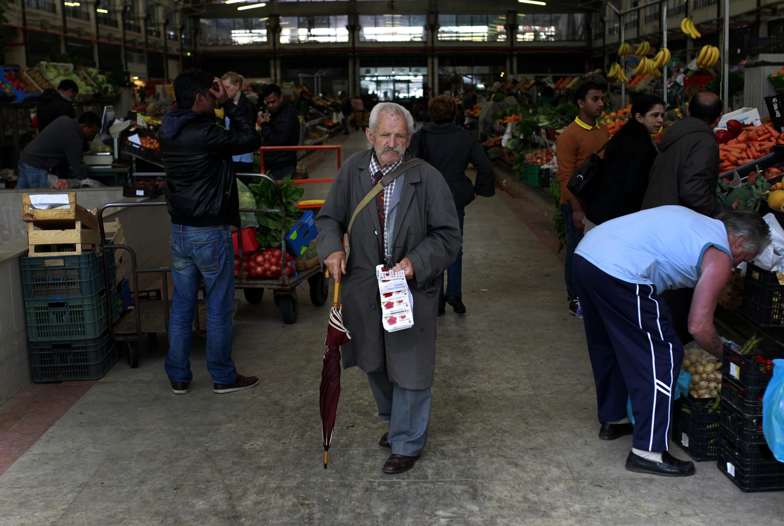 Yields fall sharply in Portuguese debt auction