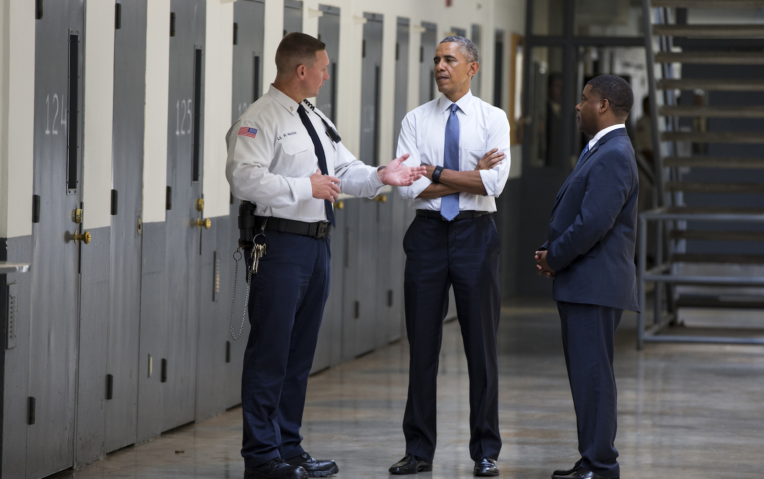 Obama commutes sentences of 214 inmates