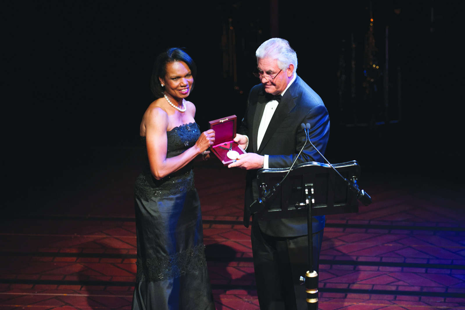 ‘Nashville’ stars sing for Condi Rice, Bill Russell