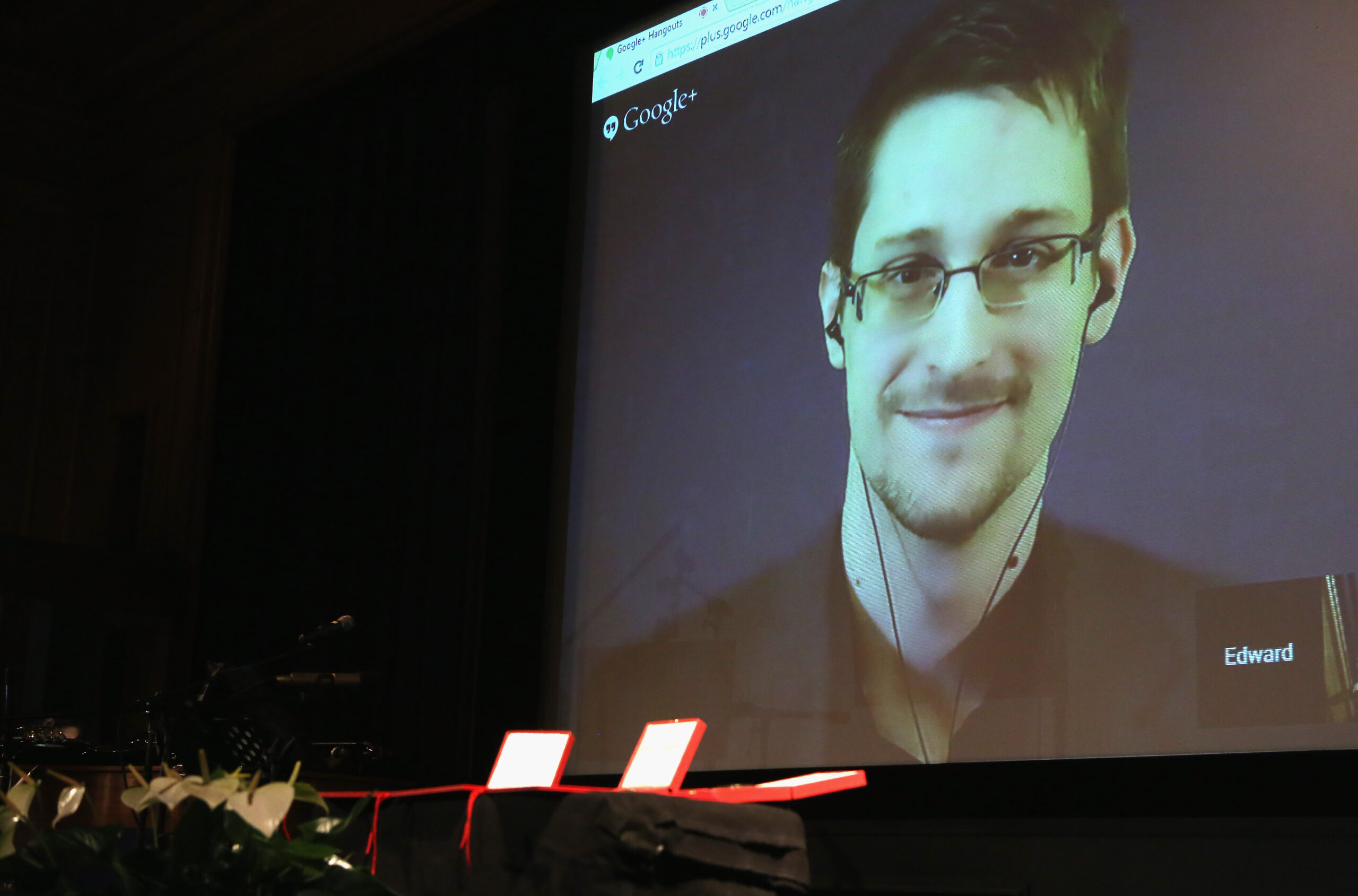 White House terse on possible Snowden plea deal
