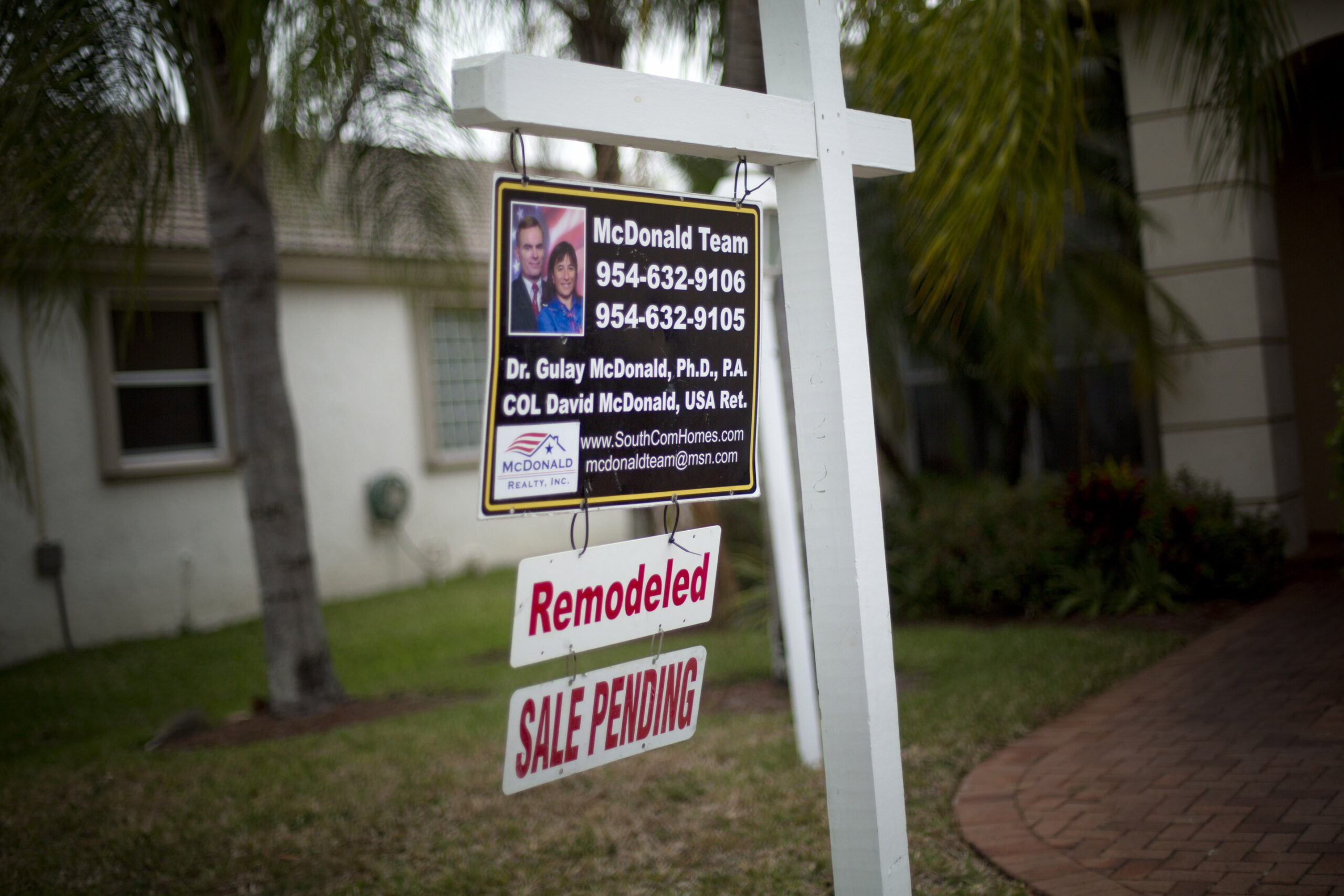 Contracts to buy US homes up, 1st time since June