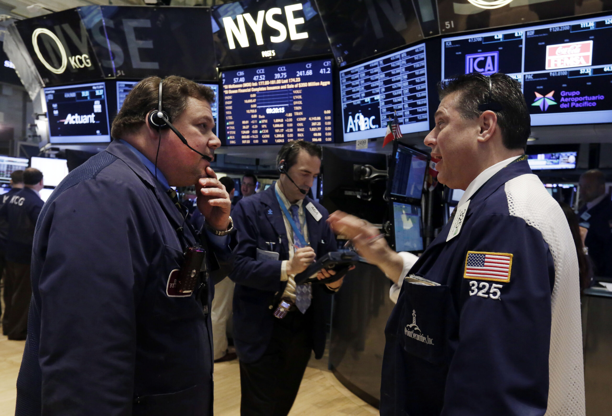 S&P 500 trades above 1,900 points for first time