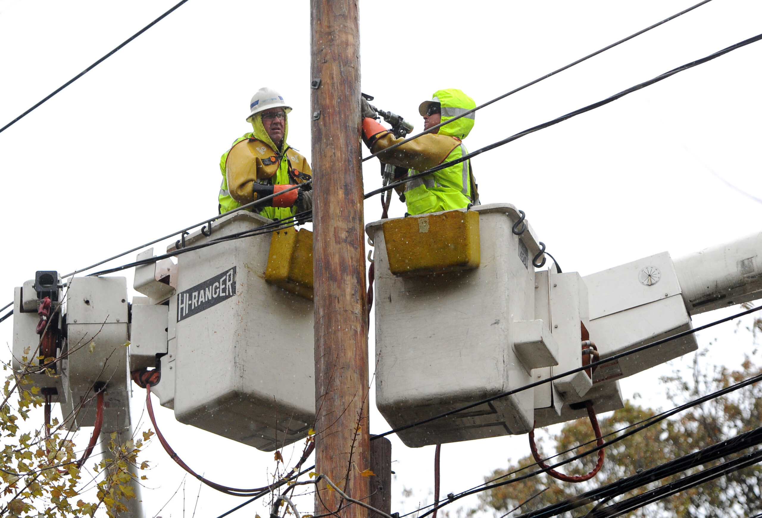 Superstorm utility crews complain of payroll delay