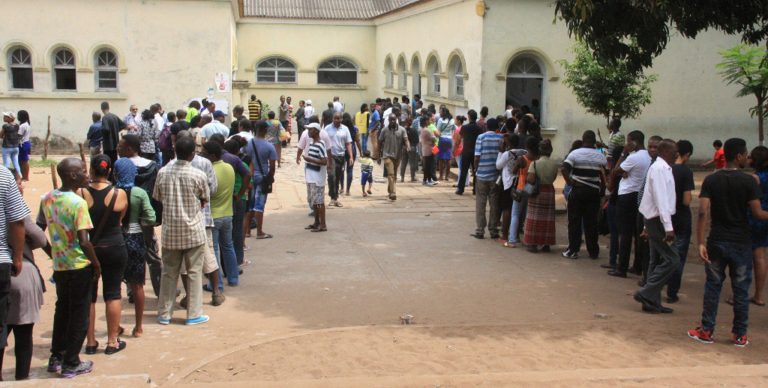 Voters queue to cast their votes at a polling station, in Maputo, Mozambique,  Wednesday, Oct. 15, 2014. Voting in Mozambique's national election began peacefully Wednesday. The election comes just months after a peace accord between the ruling Frelimo party and the opposition, Renamo, ended nearly two years of sporadic fighting in the north of the country. (AP Photo/Ferhat Momade)