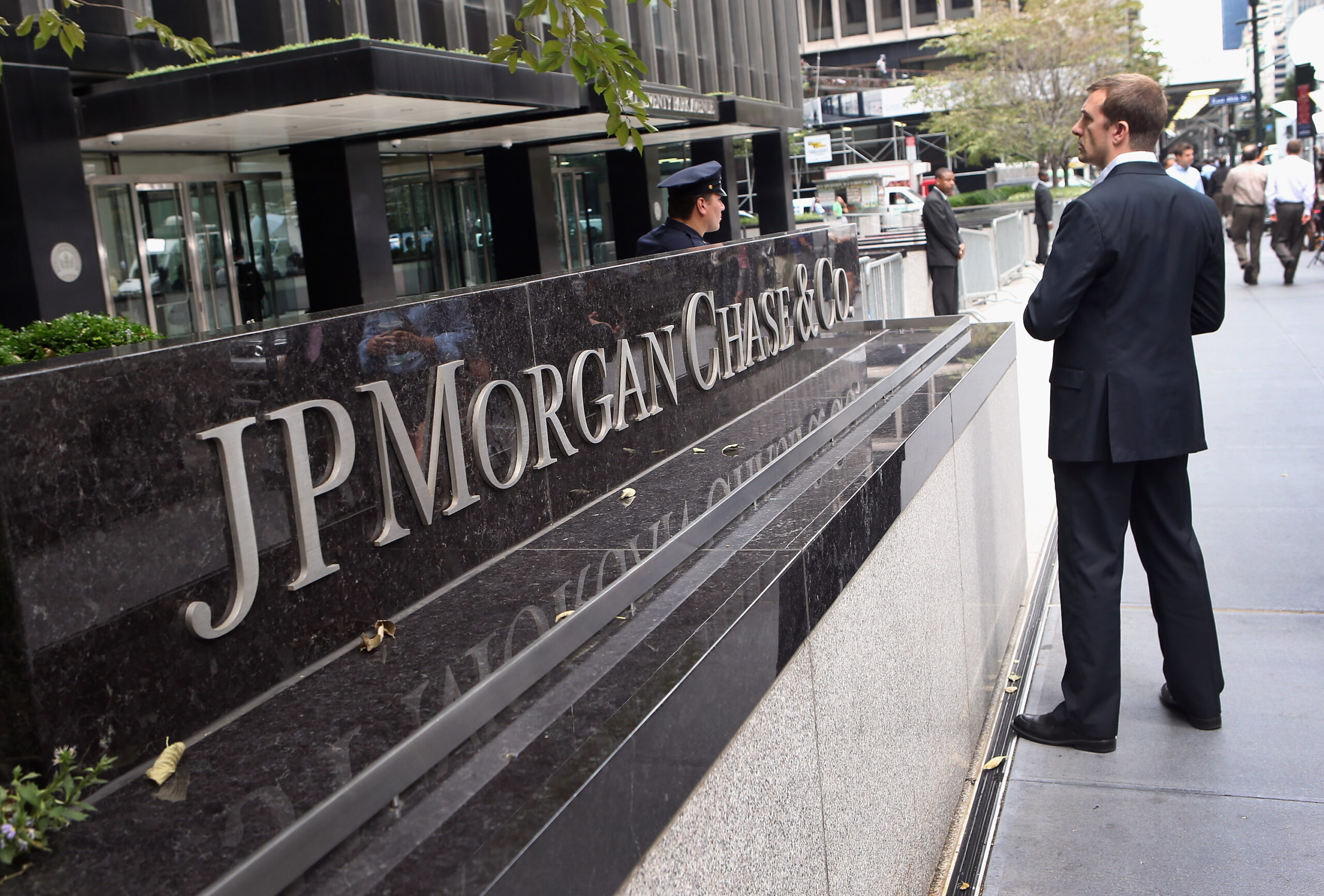 JPMorgan commits $1M to help unpaid government workers