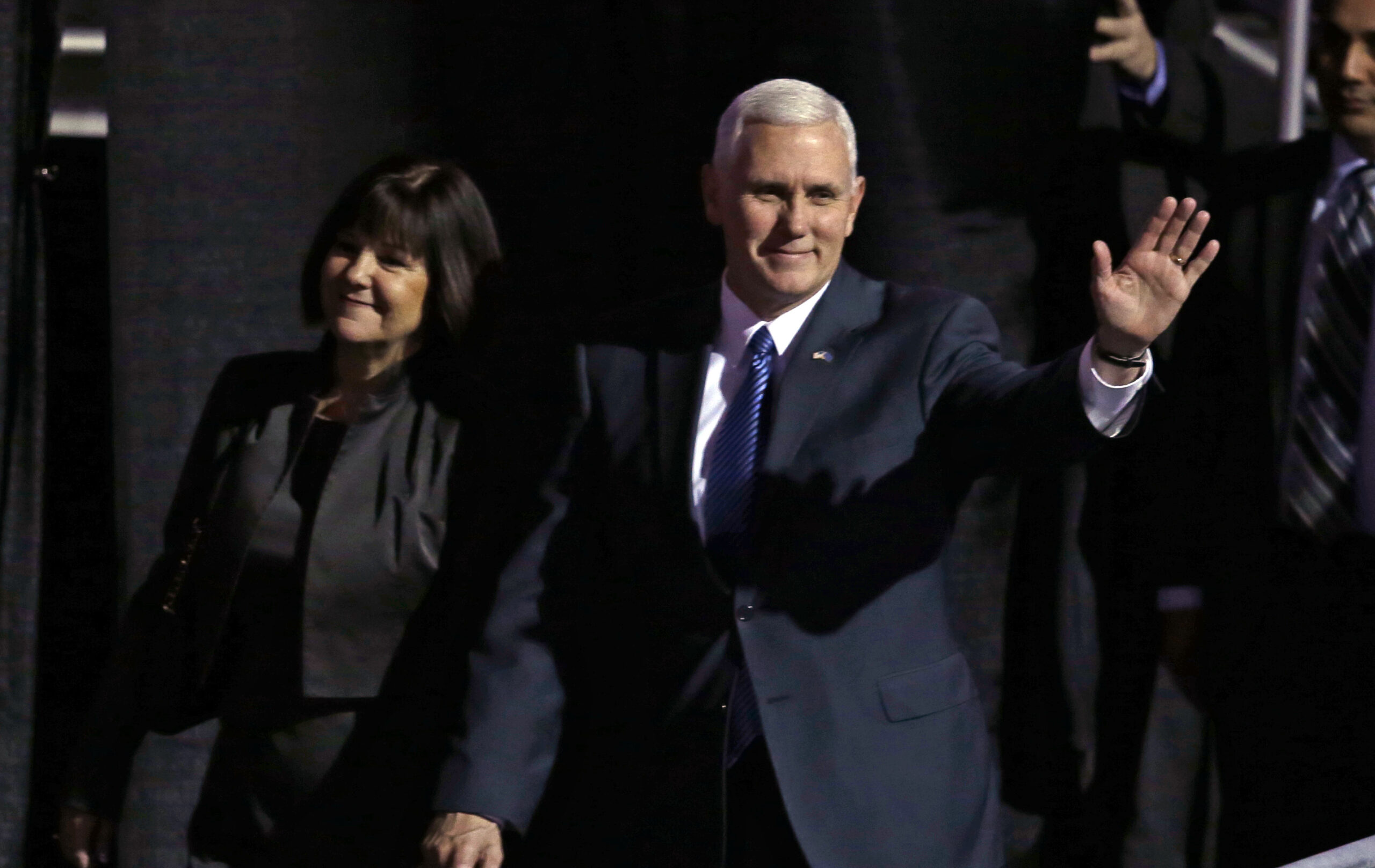 Mike Pence seen roaming aisles of grocery store in search of ice cream