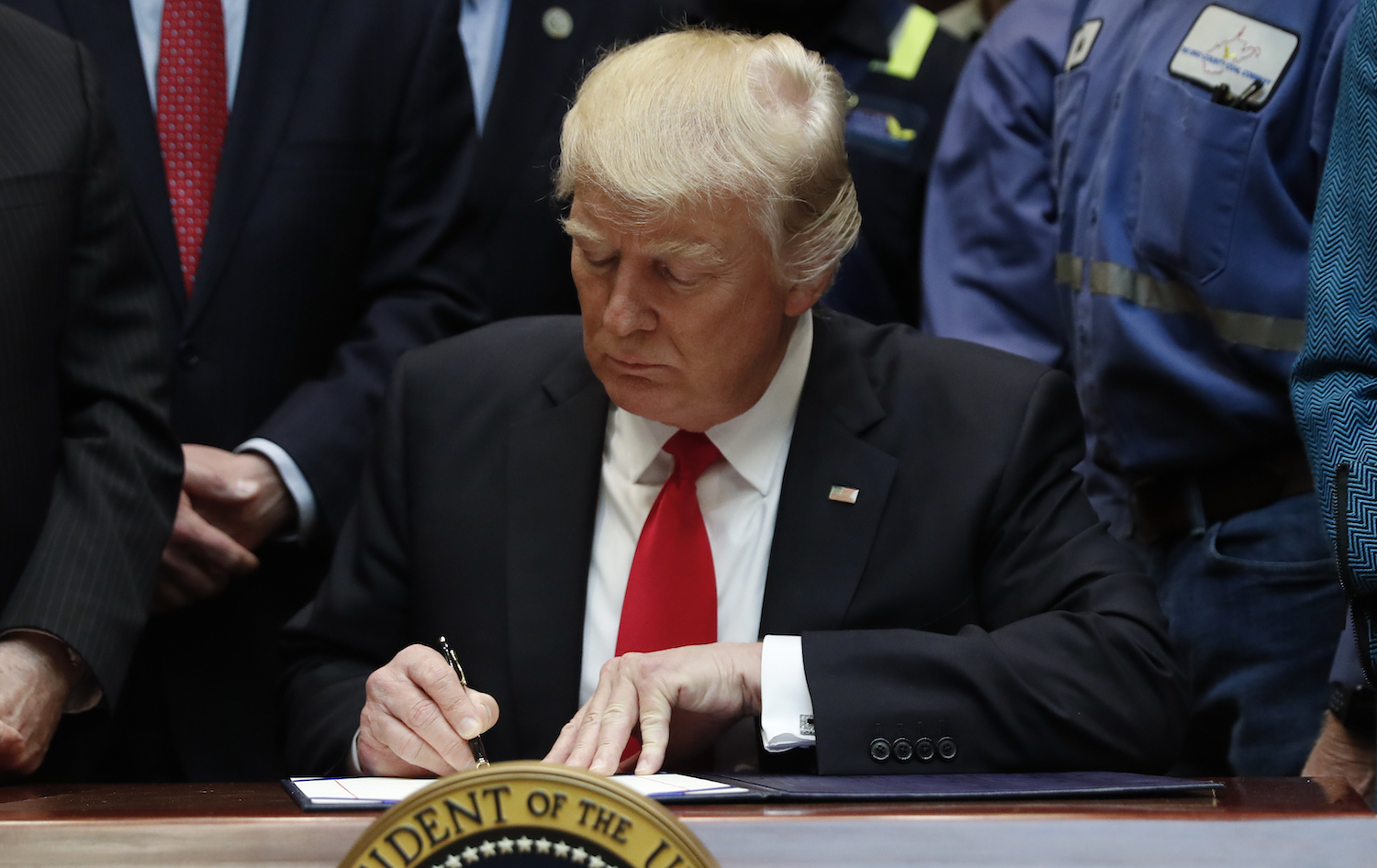 Trump signs executive order establishing regulatory watchdogs