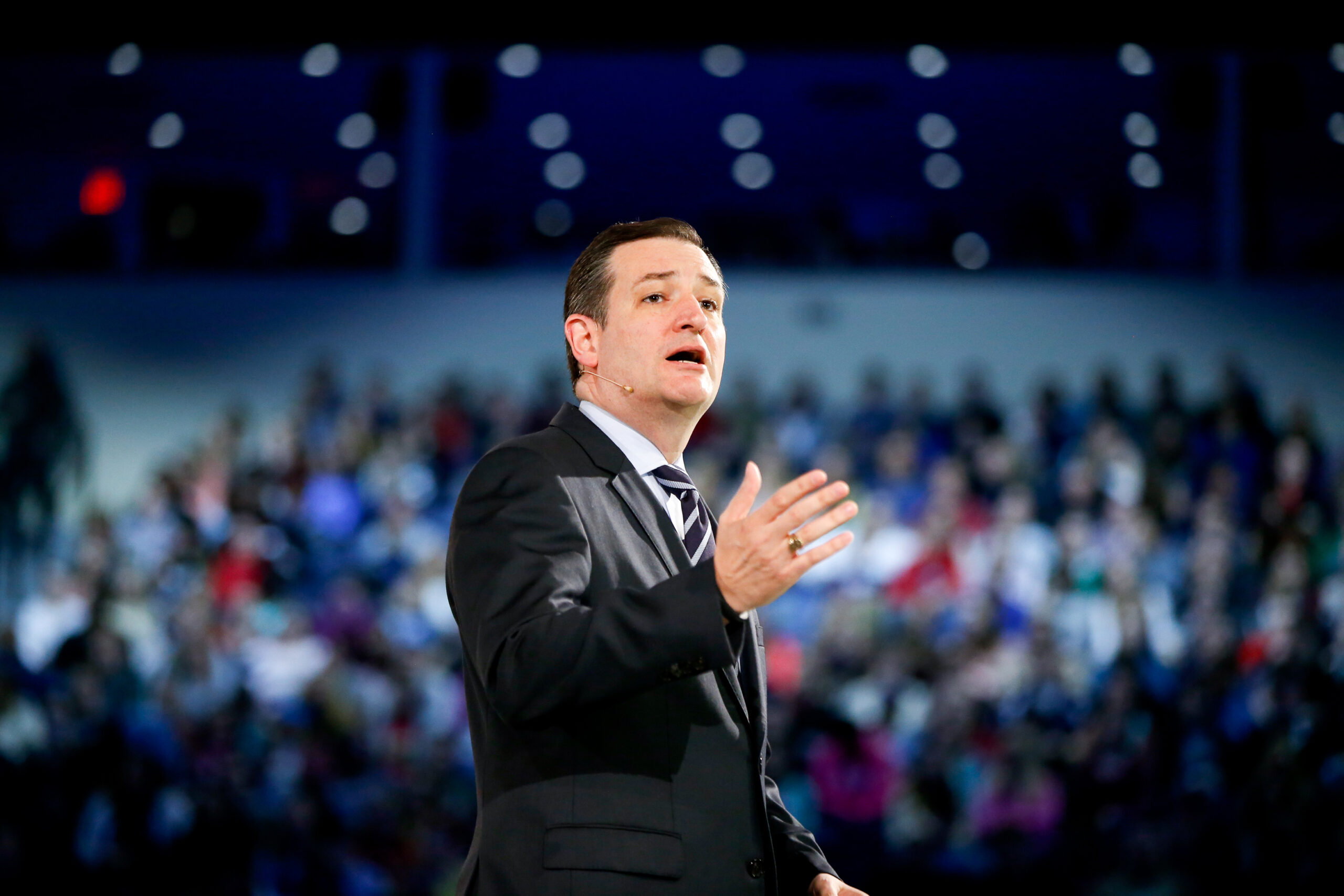 Ted Cruz hits New Hampshire with outsider message