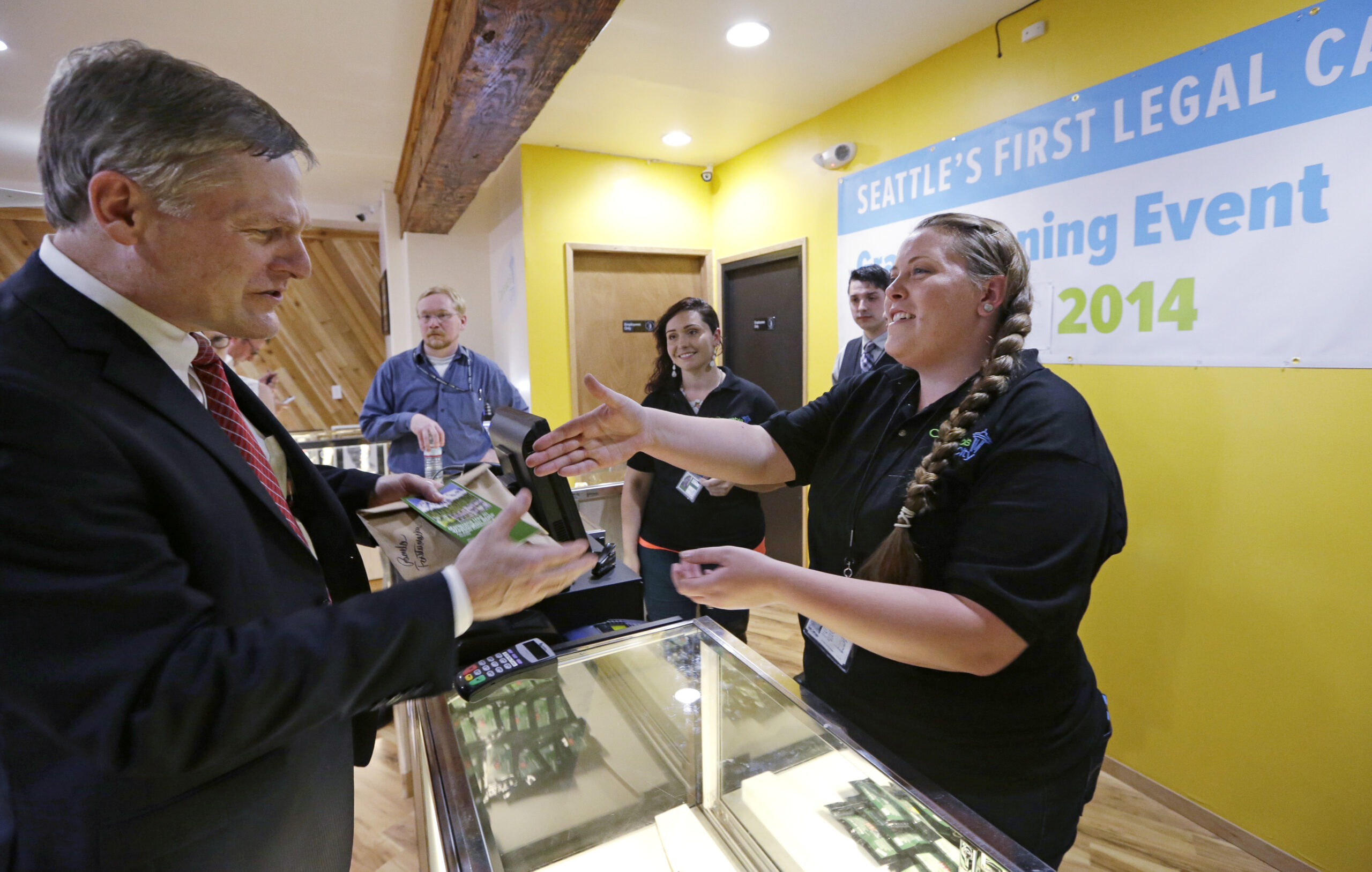 Hundreds line up for legal pot in Washington state