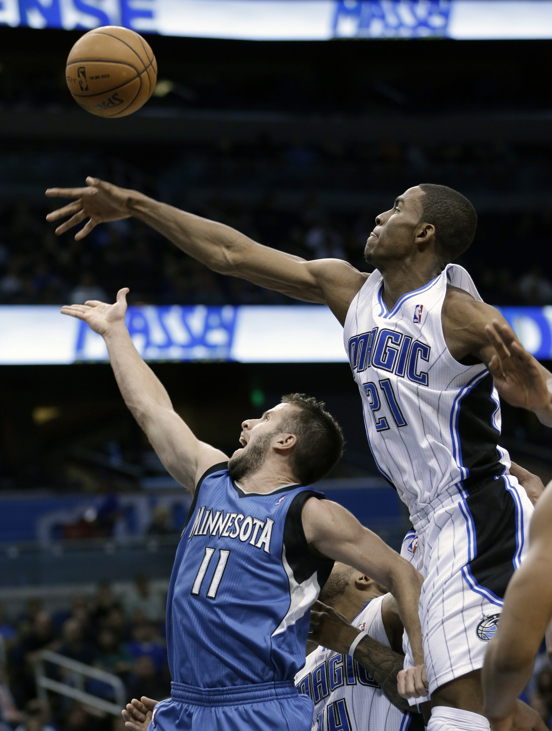 Davis scores 28, leads Magic to win