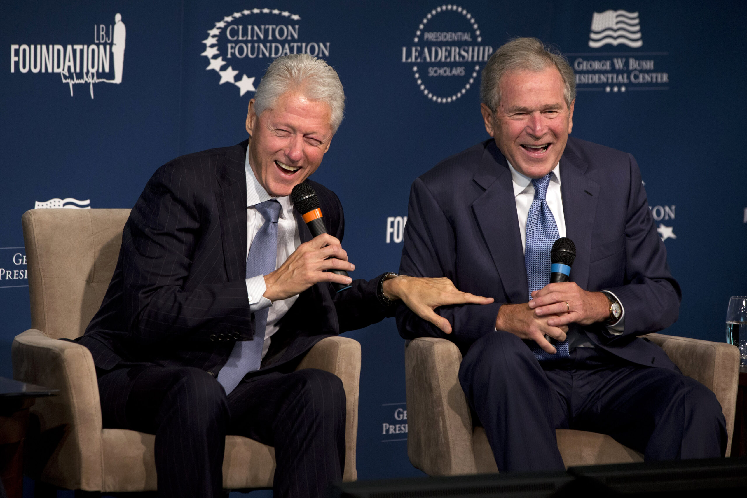 Clinton, Bush yuk it up, launch scholars program