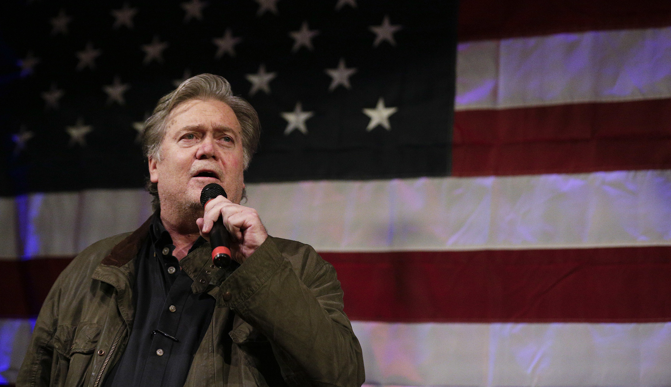 Republican donors seek out Steve Bannon