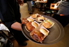 US service sector expands on gain in new orders