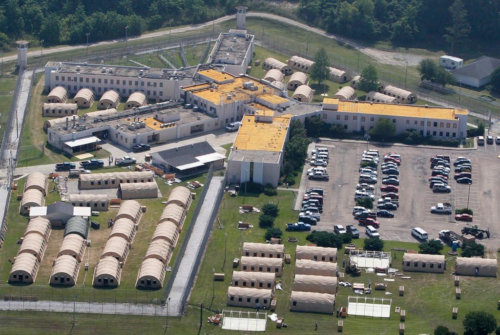 Clinton hails DOJ’s decision on private prisons