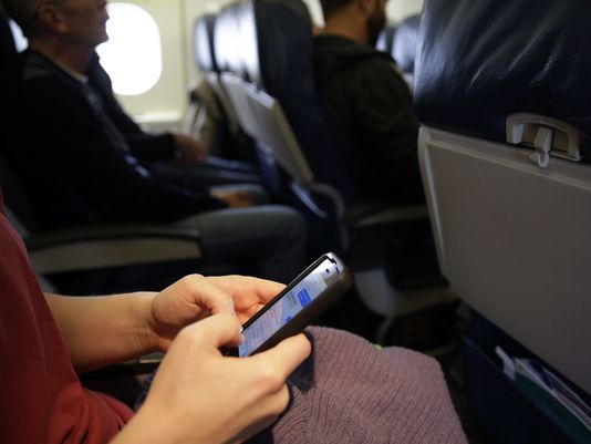 Bipartisan bill would ban airplane cellphone ‘yapping’