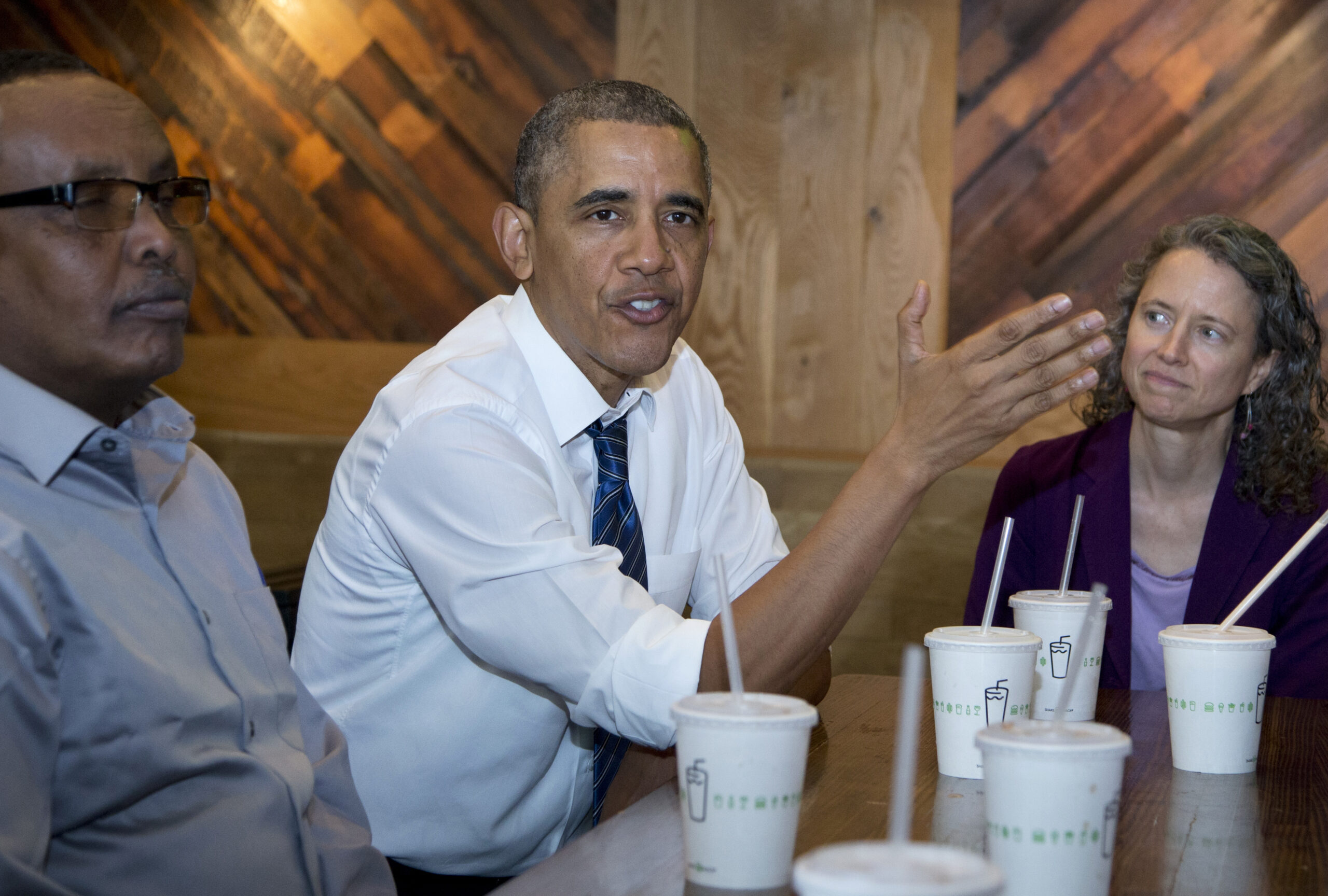 Obama touts jobs projects, eats lunch with workers