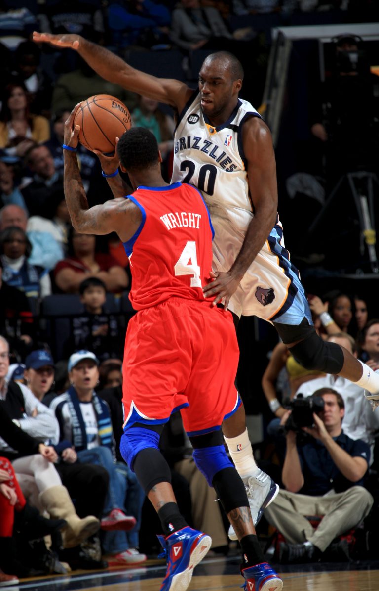   Philadelphia 76ers forward Dorell Wright (4) is fouled by Memphis Grizzlies guard Quincy Pondexter (20) in the first half of an NBA basketball game on Wednesday, Dec. 26, 2012, in Memphis, Tenn. (AP Photo/Nikki Boertman)  