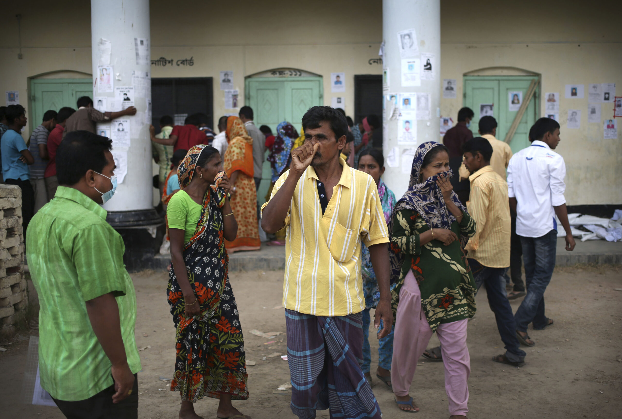 Bangladesh toll 547; search becomes more gruesome