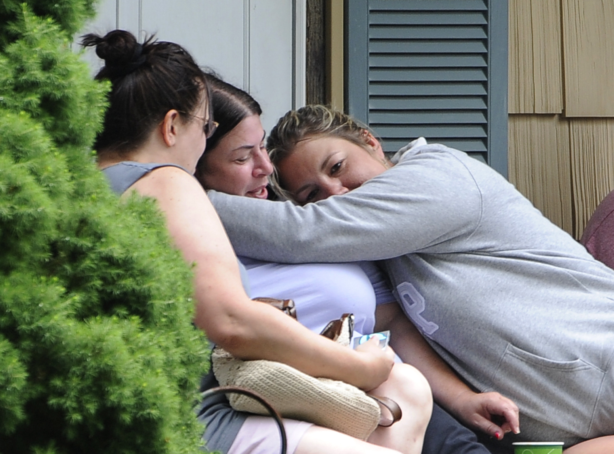 Small plane crashes into Long Island yard; 1 dead