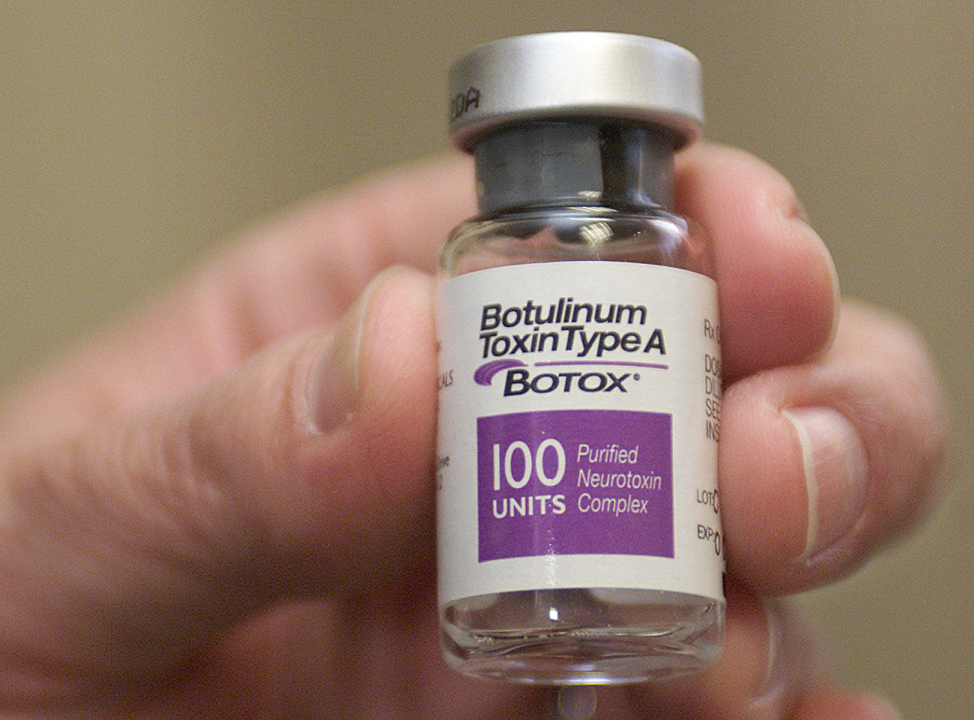 Valeant raises cash-stock offer for Allergan