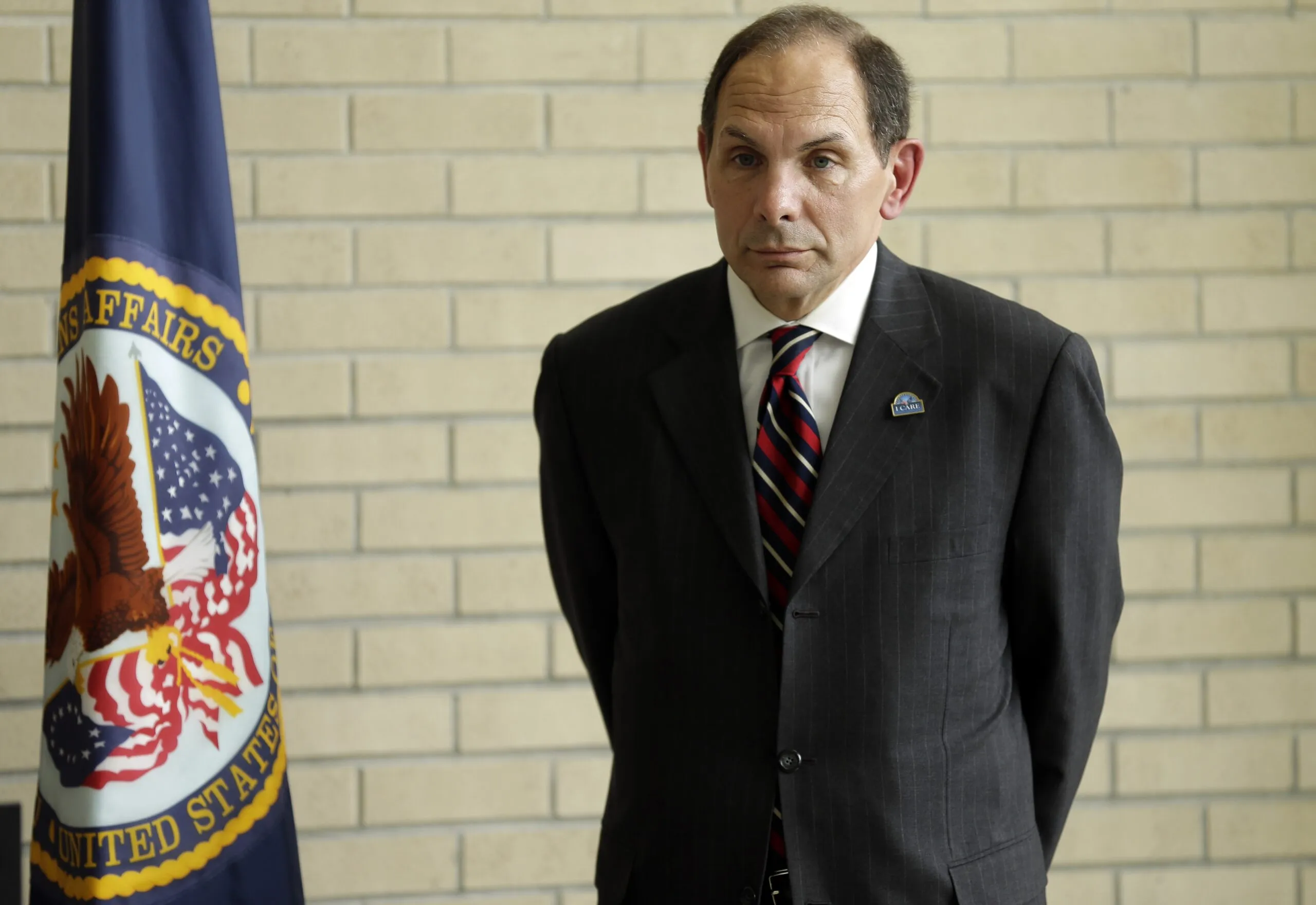 No lie? Headline writers struggle to characterize VA director’s special forces fabrication