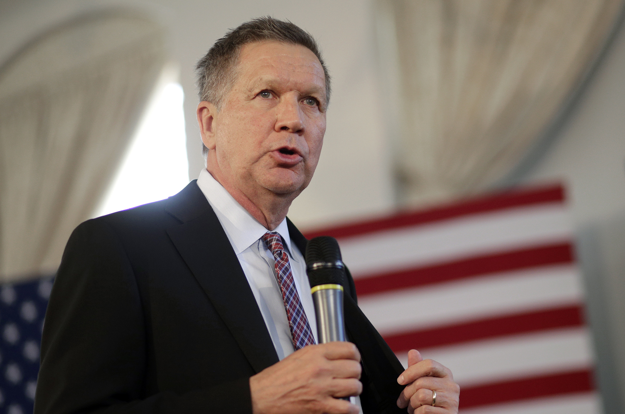 Kasich grabs reporter’s recorder when asked about losing streak