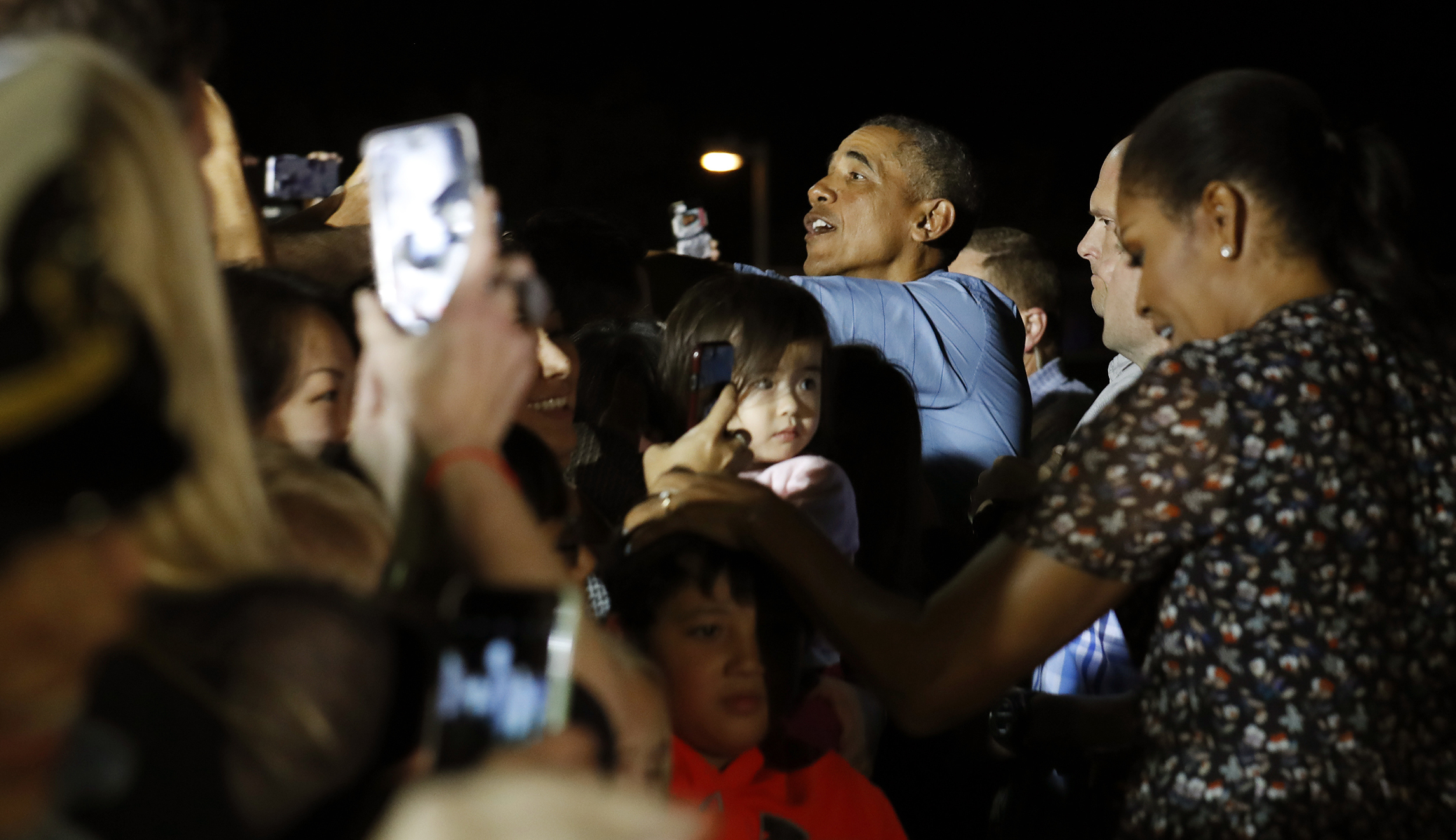 Women’s advocacy group sings carols for Obama in Hawaii: He ‘made our Christmas’