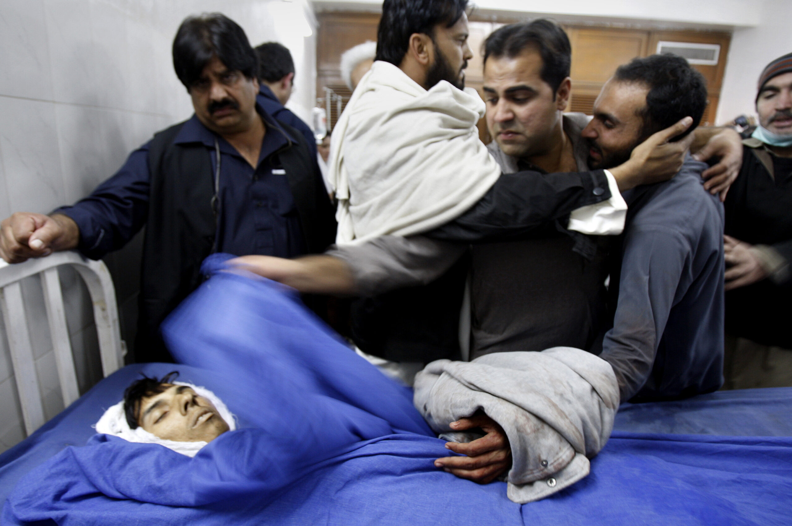 Gunbattle follows airport attack in Pakistan