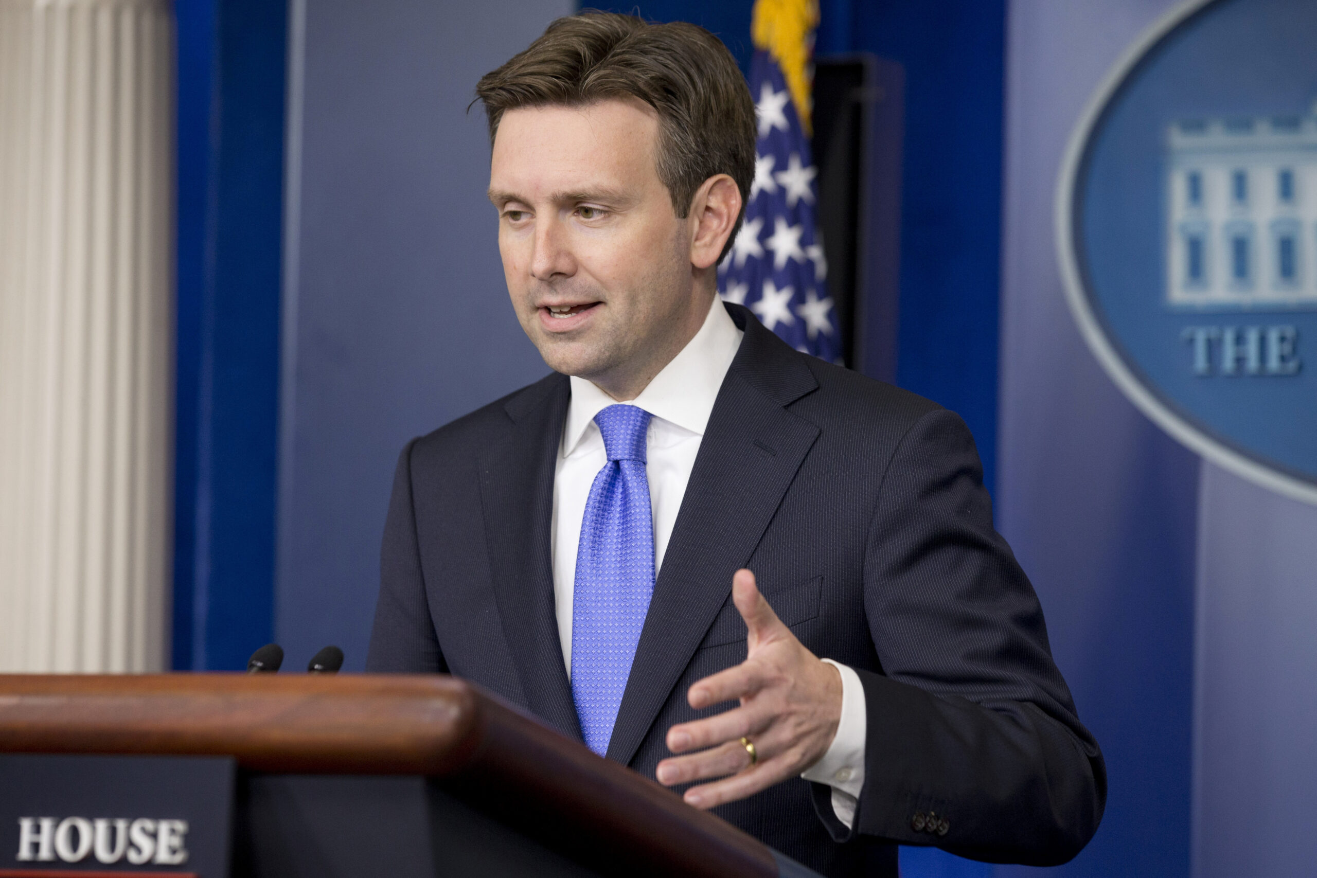 Josh Earnest: White House not ‘perfect example’ on equal pay for women